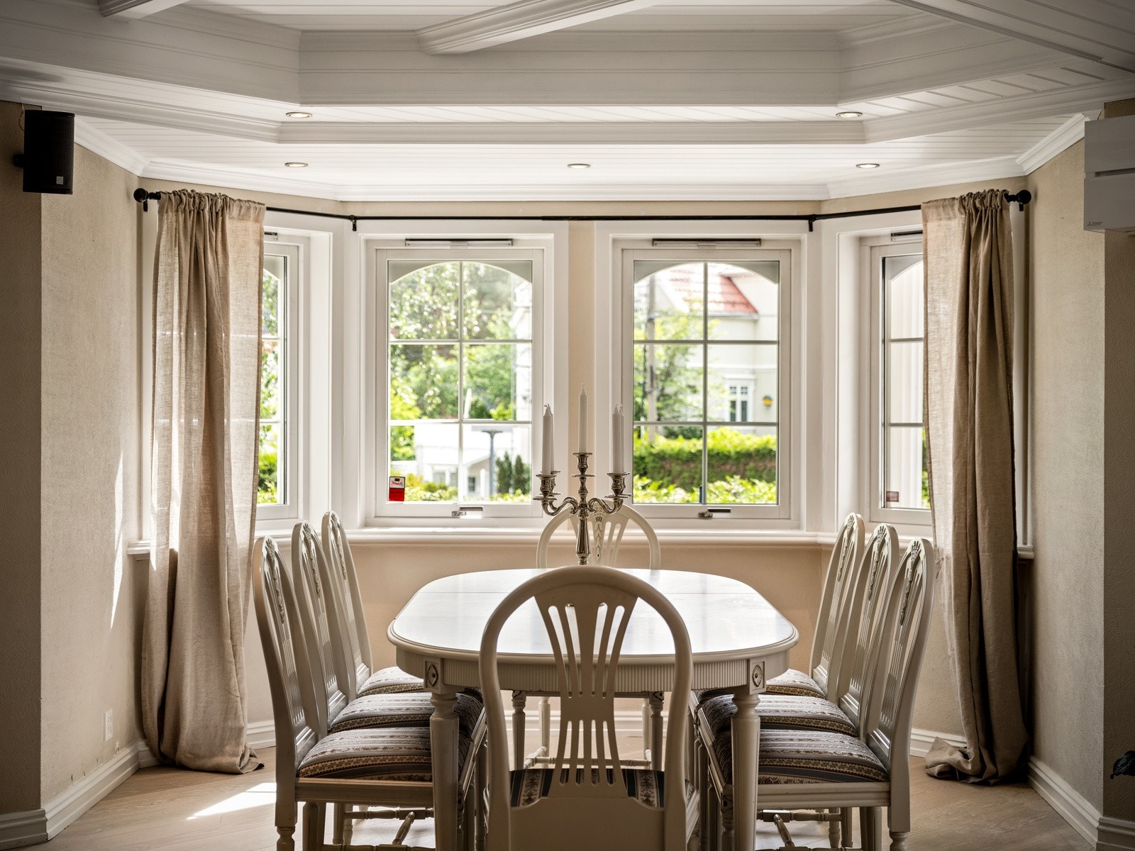 Det er god plass til spisestue i stuen. Galleribilde