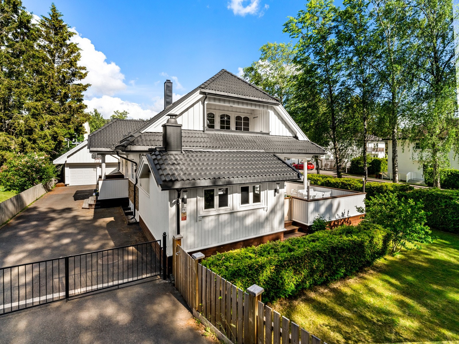 Boligen går over tre etasjer, første etasje, loftetasje og kjeller. Galleribilde