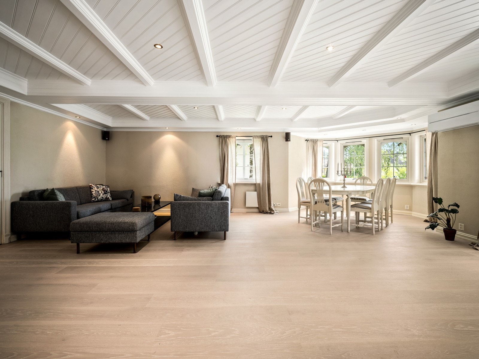 Himlingen har skråpanel, takbjelker og downlights. Det er vinduer på flere sider, noe som gir et fint lys i rommet. Galleribilde