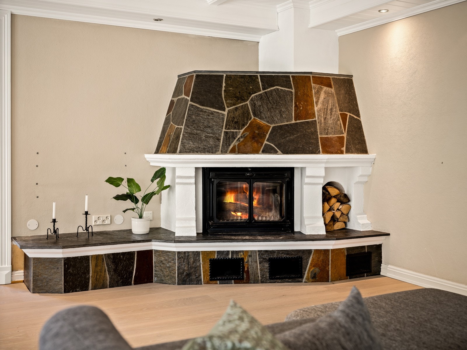 Plassbygd peis. Galleribilde