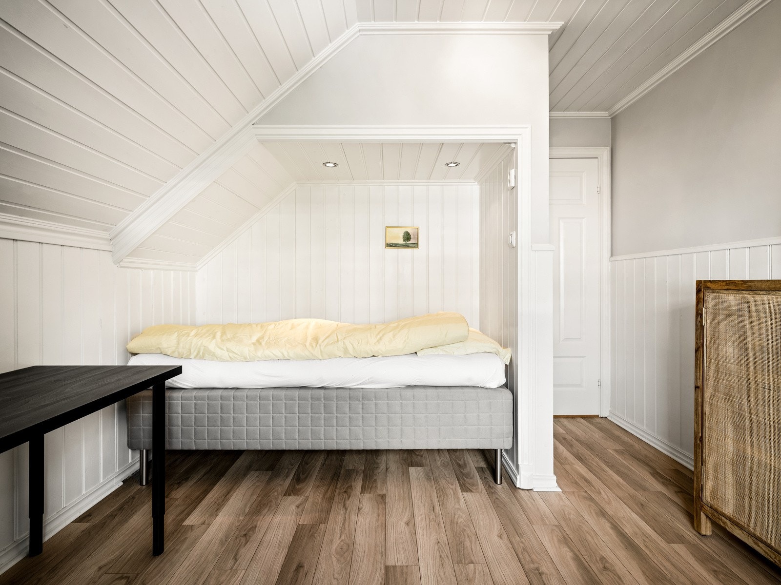 Soverommene har laminatgulv, pent malte vegger og hvitmalt paneltak. To av soverommene har garderobeskap, og ett har i tillegg plassbygde skap og utgang til balkong. Galleribilde