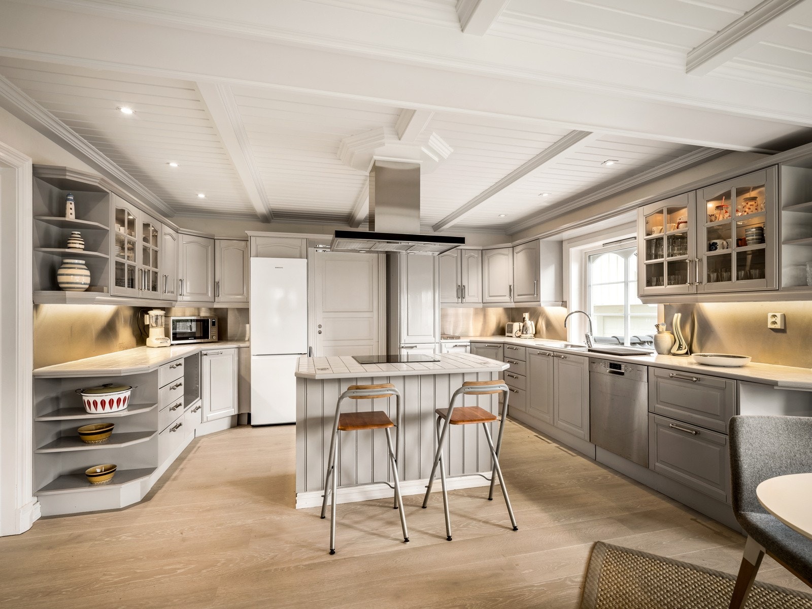 Eneboligen har et flott kjøkken med stilren innredning og plass til kjøkkenbord. Rommet har enstavs parkettgulv, pent malte vegger og hvitmalt himling i samme stil som i stuen. Galleribilde