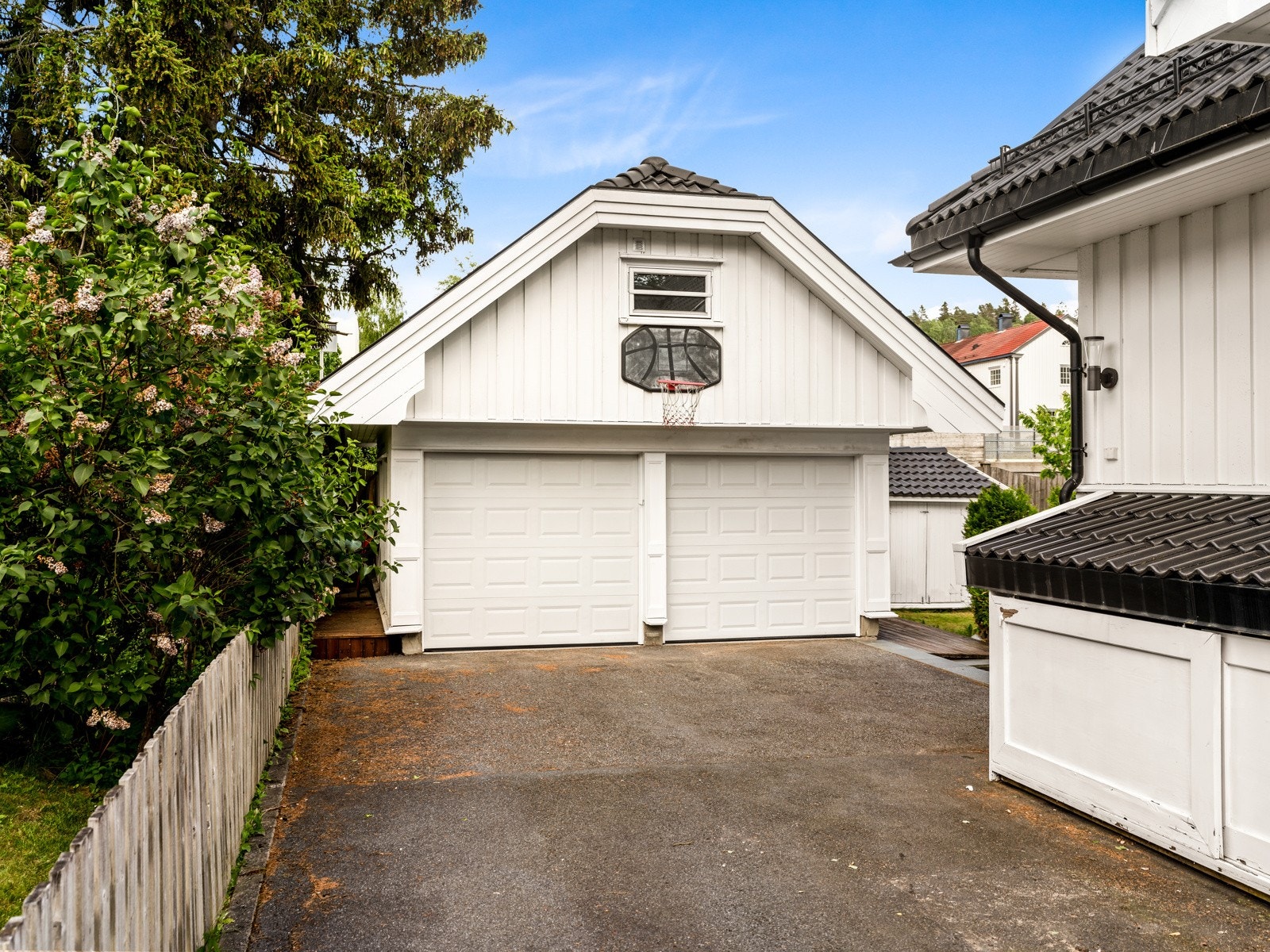 Det tilhører dobbelgarasje fra 2001 med et innredet loftsrom, og det er også plass til biler på gårdsplassen. Galleribilde