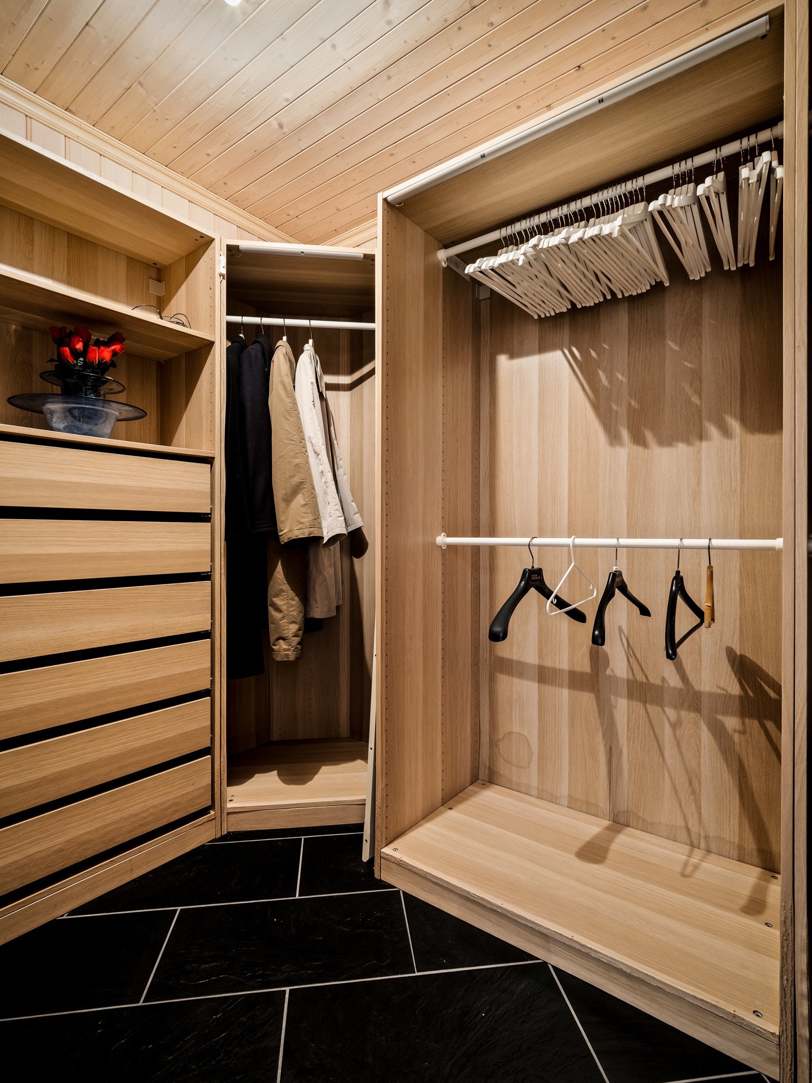 Walk-in-closet. Galleribilde