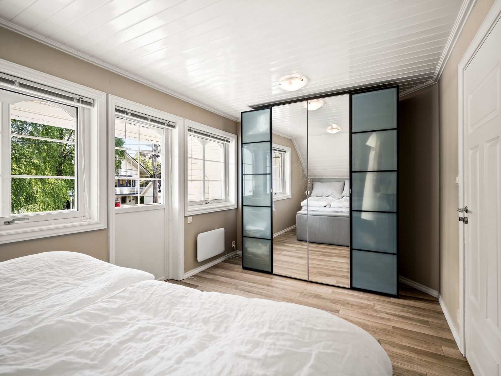 Soverommene har laminatgulv, pent malte vegger og hvitmalt paneltak. To av soverommene har garderobeskap, og ett har i tillegg plassbygde skap og utgang til balkong. Galleribilde