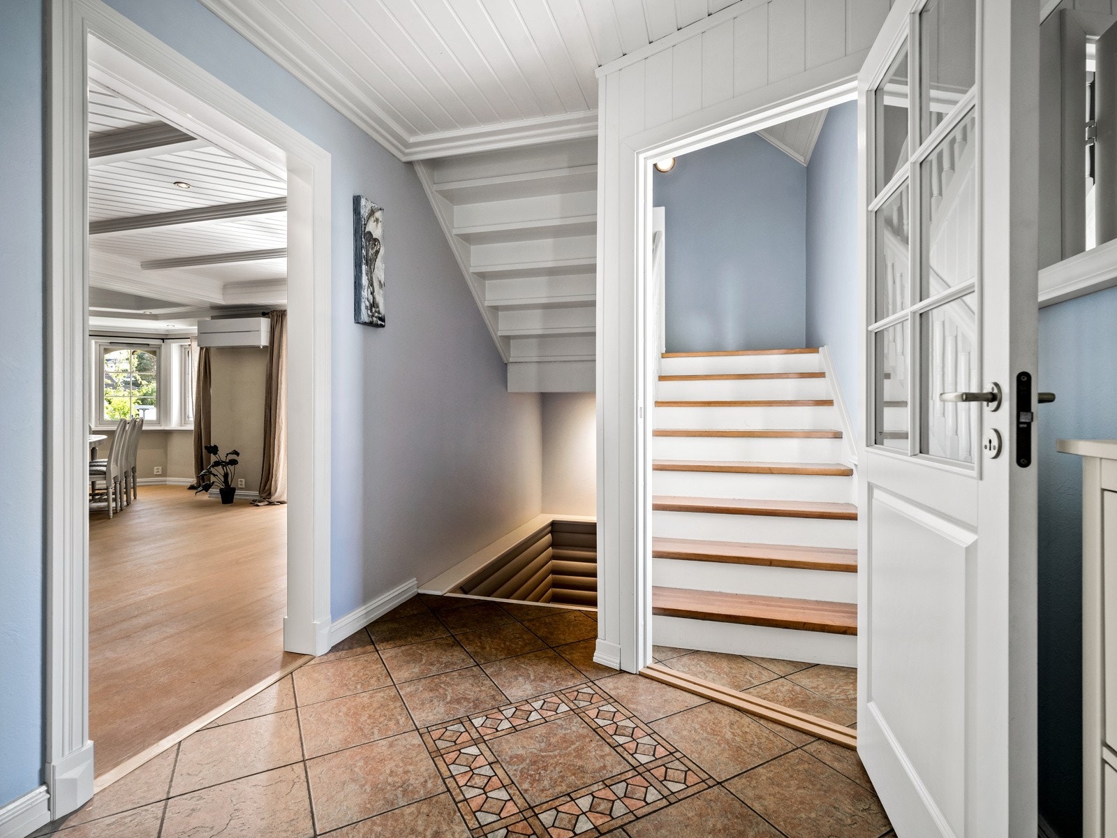 Det er også montert et garderobeskap i rommet. Fra entreen/hallen er det direkte tilgang til wc-rom og vaskerom, og det er trapp ned til kjelleren og opp til loftetasjen. Galleribilde