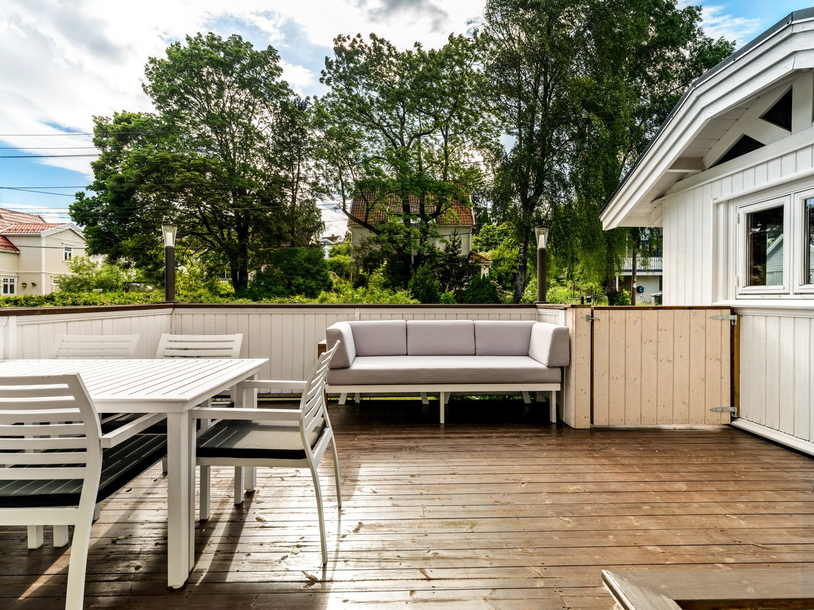 Det er god plass til utemøbler, grill med mer, og i det ene hjørnet er det bygd en koselig hagestue på ca. 9,5 kvm. Galleribilde