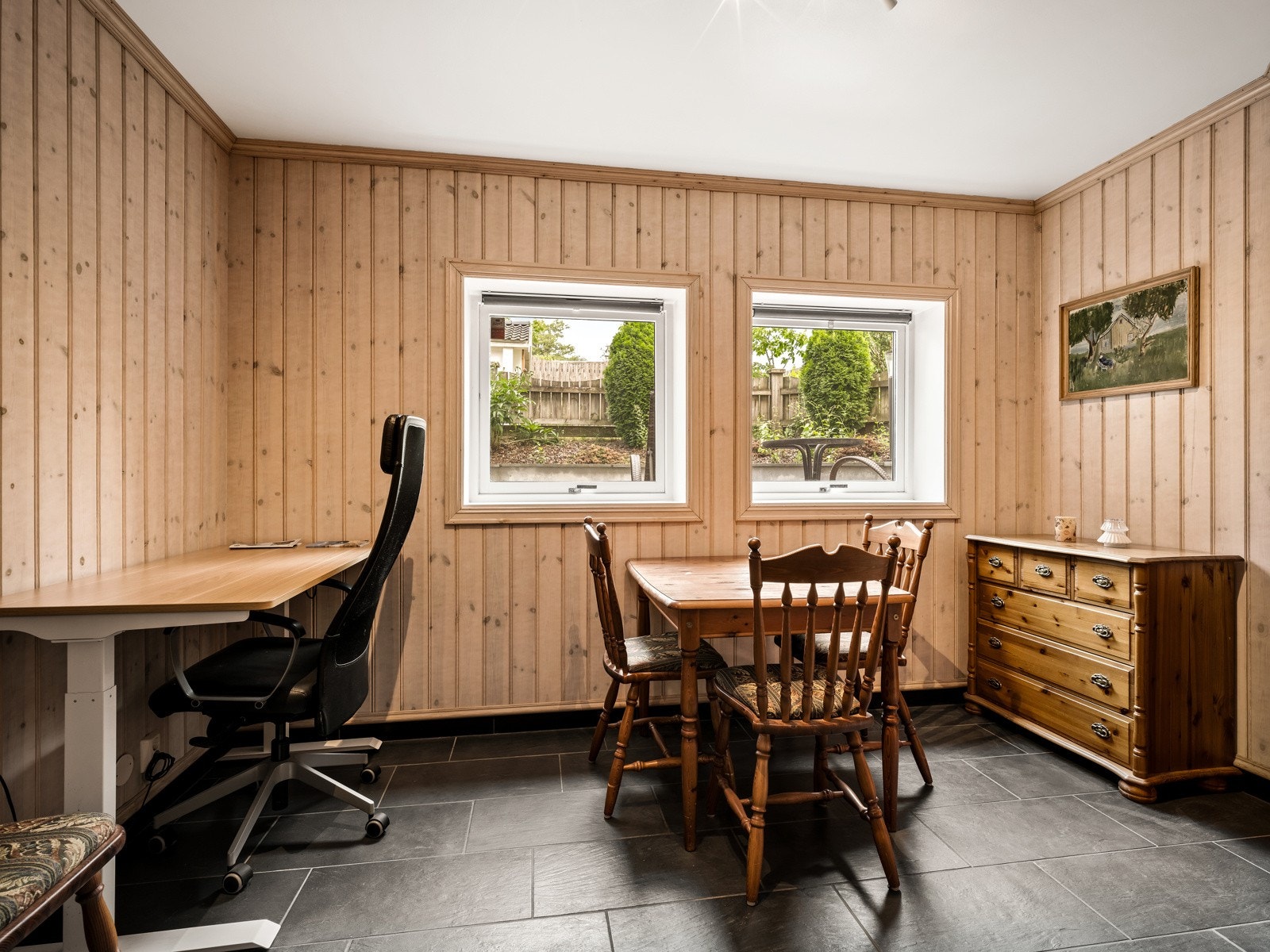 Deler av boligens kjelleretasje har en trivelig 2-roms utleiedel med egen inngang. Utleiedelen inneholder entré, bod, bad, soverom, stue og kjøkken. Det er gulvvarme i entreen og i stuen. Galleribilde