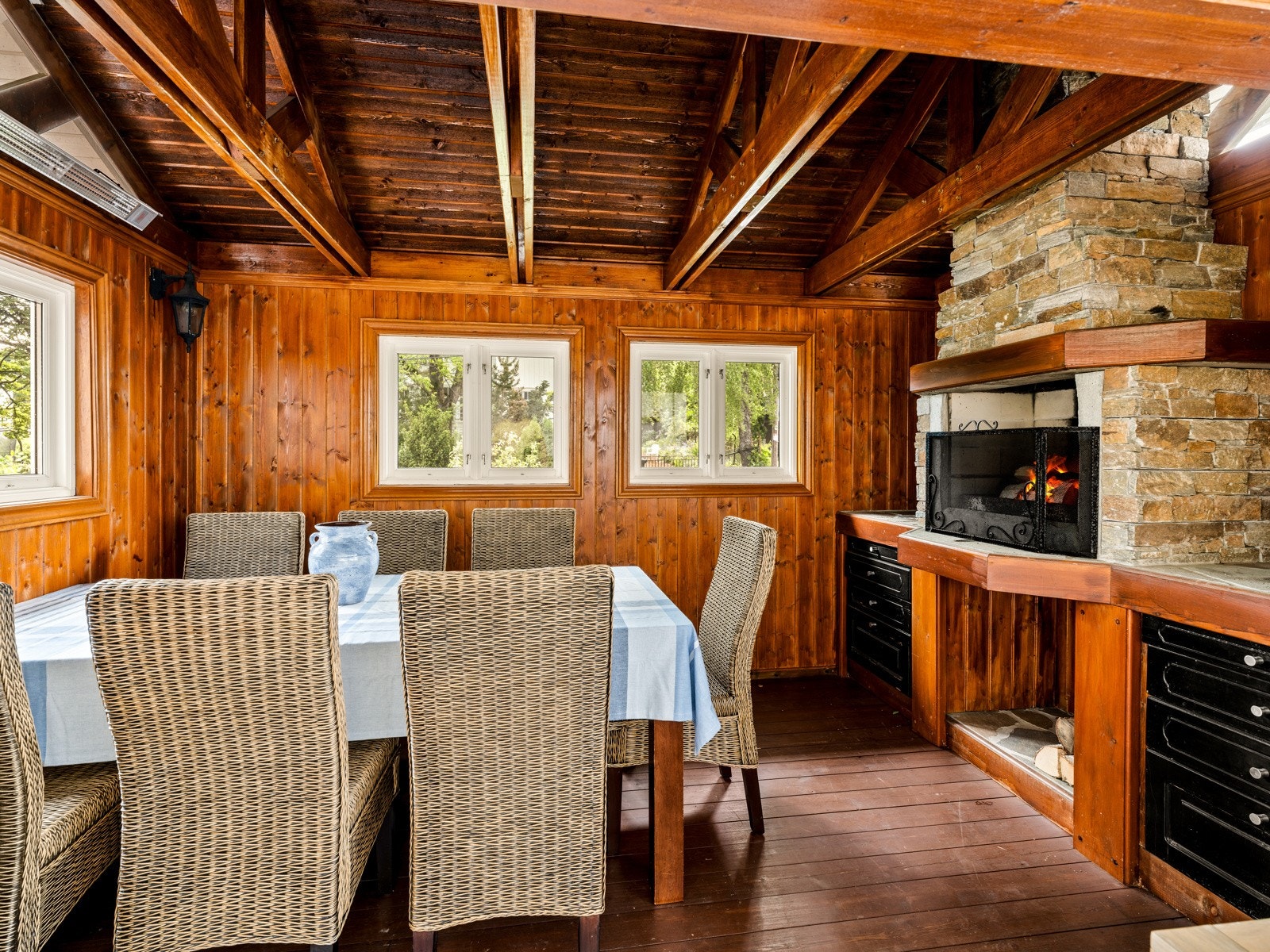 Hagestuen er virkelig noe for seg selv ? en perfekt uteplass året rundt. Her er det blant annet montert en utepeis for ekstra varme og hygge. Galleribilde