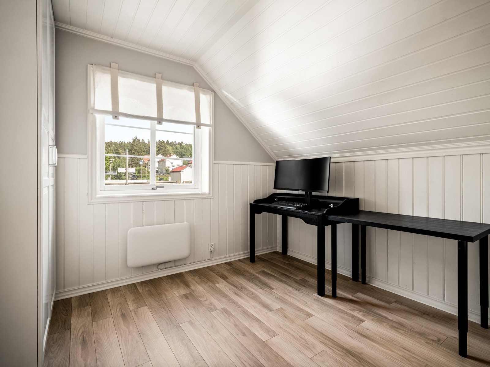 Soverommene har laminatgulv, pent malte vegger og hvitmalt paneltak. To av soverommene har garderobeskap, og ett har i tillegg plassbygde skap og utgang til balkong. Galleribilde