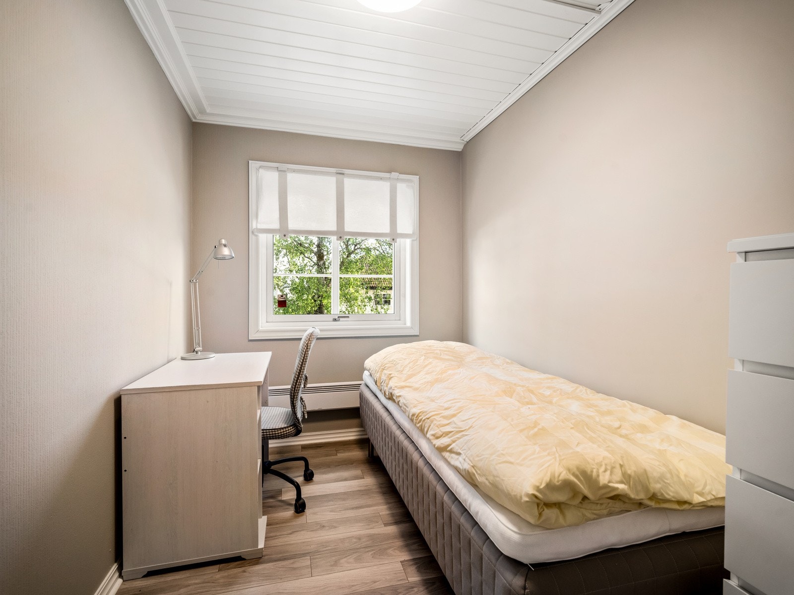 Soverommene har laminatgulv, pent malte vegger og hvitmalt paneltak. To av soverommene har garderobeskap, og ett har i tillegg plassbygde skap og utgang til balkong. Galleribilde