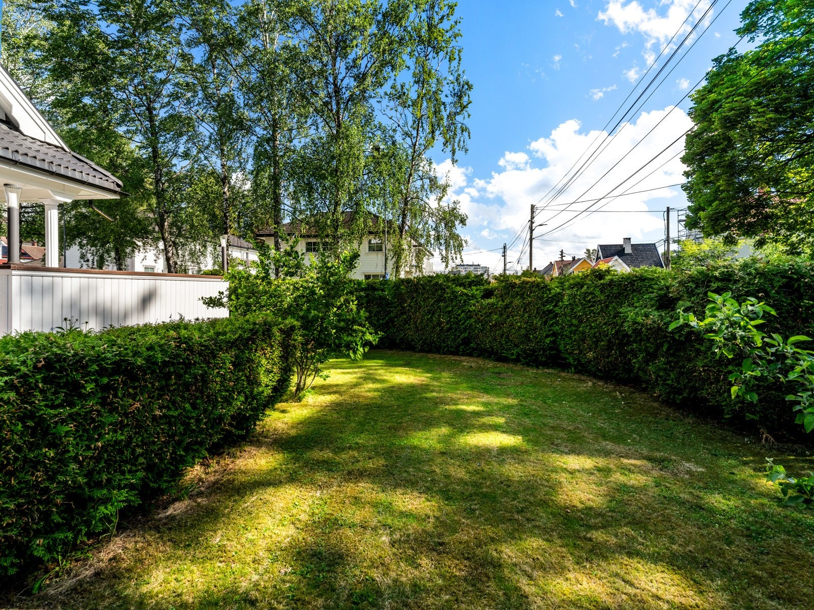 Tomten er på 767,7 kvm og er inngjerdet og pent opparbeidet. Innkjørsel og gårdsplass er asfaltert, og den velstelte hagen har plen, hekk, prydbusker og diverse beplantning. Galleribilde