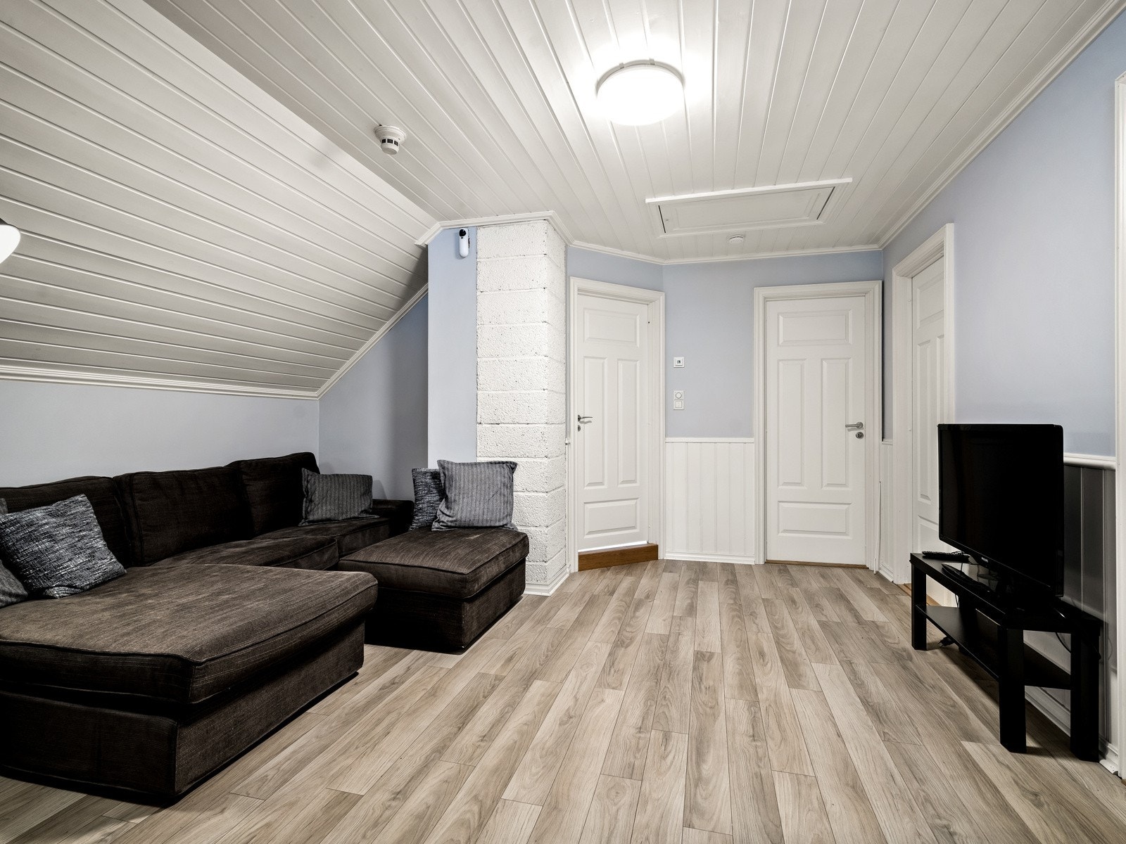 Boligen har også en koselig loftstue, noe som gir litt ekstra spillerom for familien. Loftstuen ligger praktisk plassert i tilknytning til soverommene og har laminatgulv, malte vegger og god plass for sofagruppe, tv og/eller lignende. Galleribilde