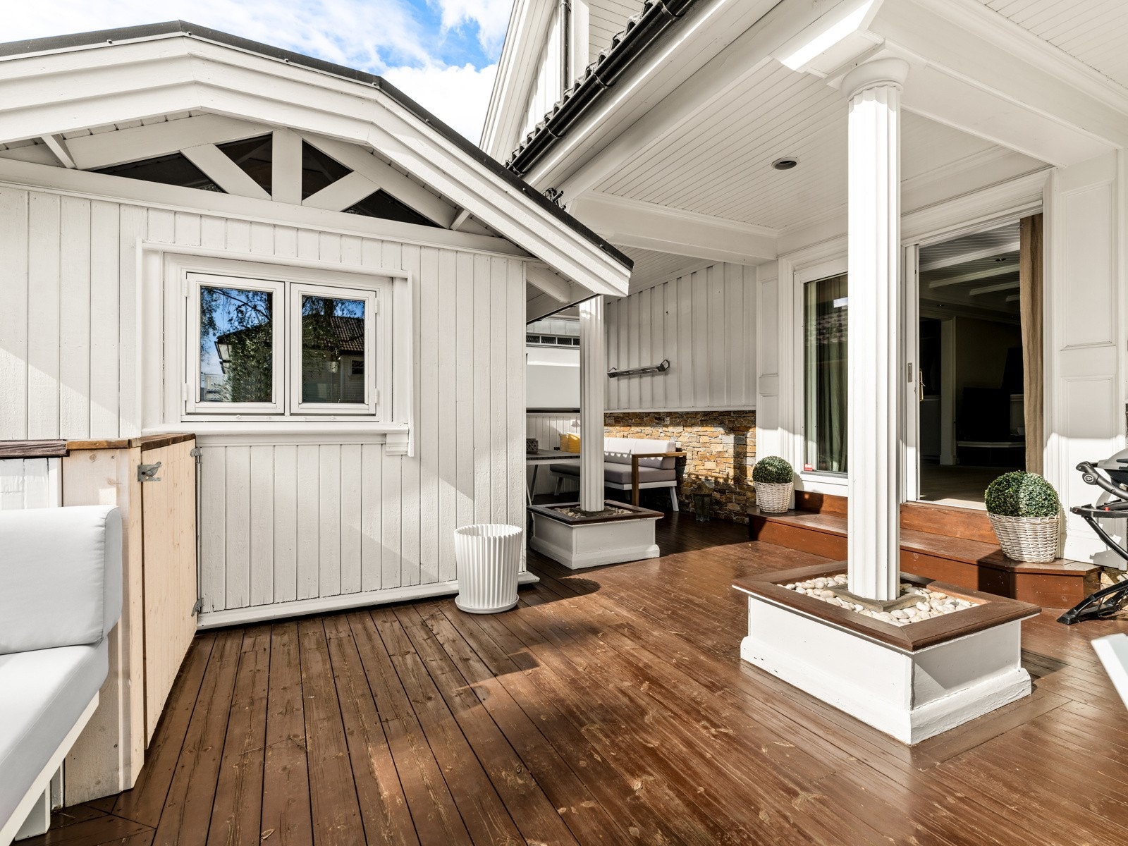 Hagestuen er virkelig noe for seg selv ? en perfekt uteplass året rundt. Her er det blant annet montert en utepeis for ekstra varme og hygge. Galleribilde