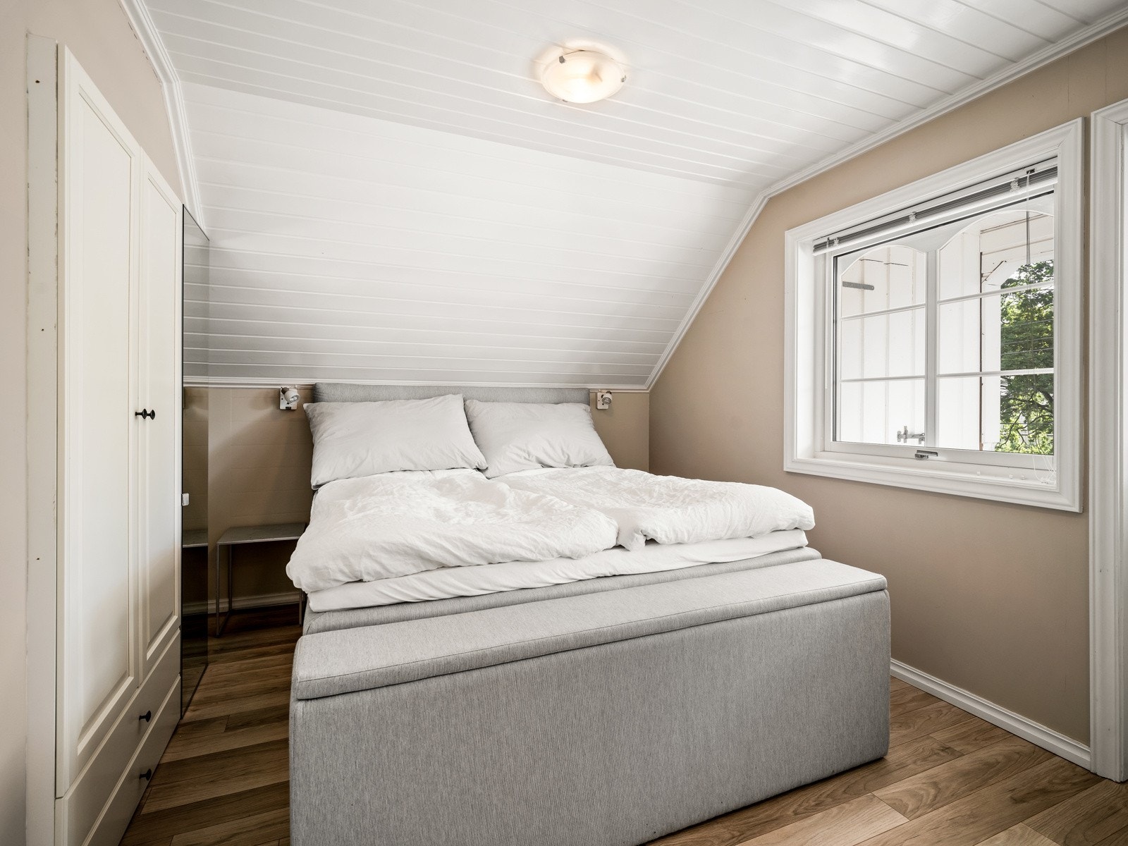 Soverommene har laminatgulv, pent malte vegger og hvitmalt paneltak. To av soverommene har garderobeskap, og ett har i tillegg plassbygde skap og utgang til balkong. Galleribilde