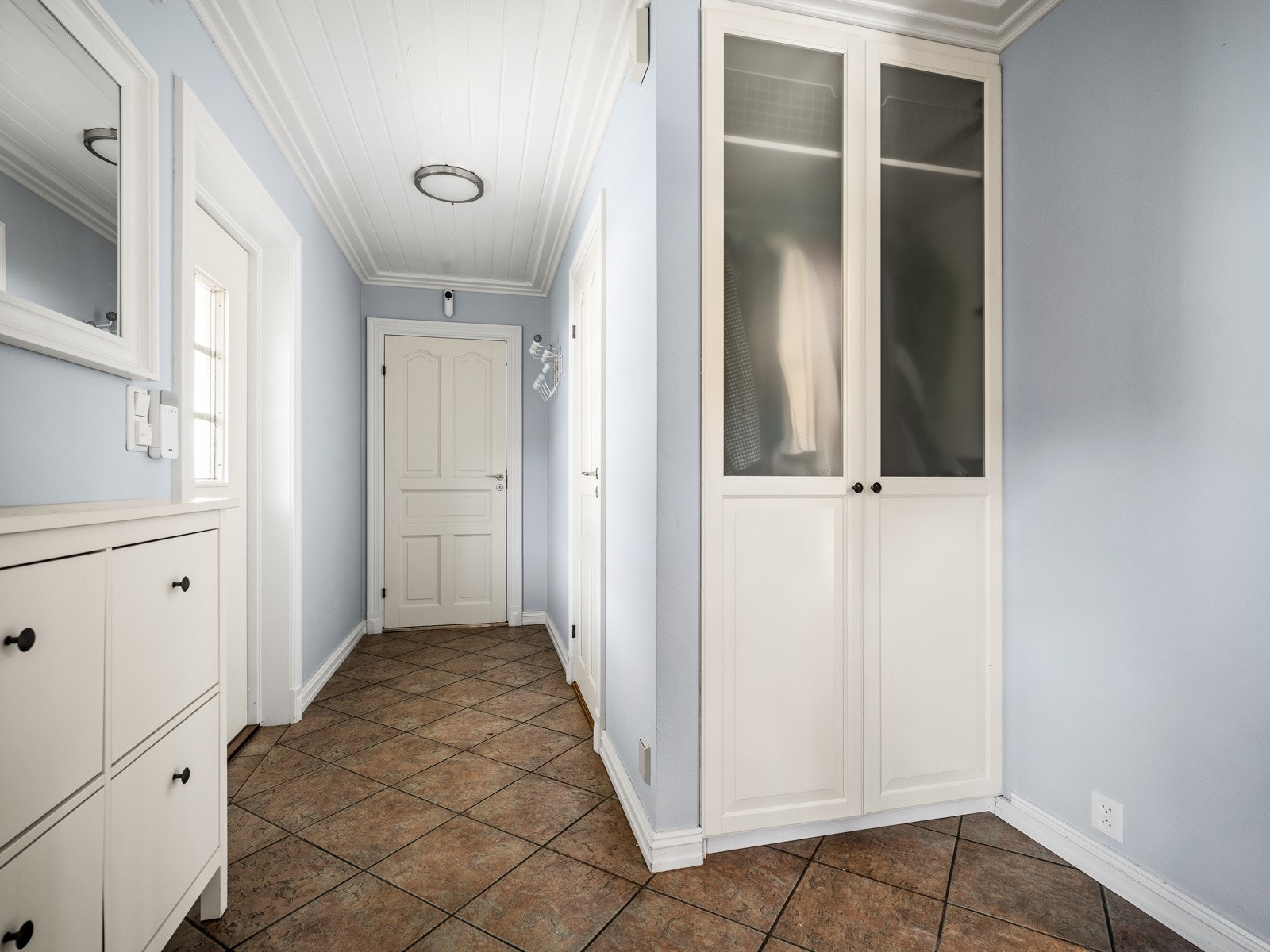 Entreen/hallen er romslig og fin med fliser på gulvet og lysmalte vegger. Det er varmekabler i gulvet, og det er god plass til skoskap, hyller og/eller lignende. Galleribilde