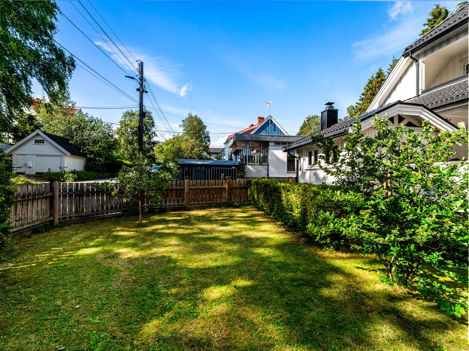 Her er det fin boltreplass for både liten og stor, og flere muligheter for fine uteplasser. Galleribilde