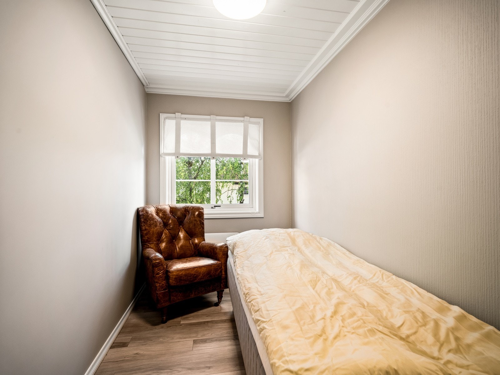 Soverommene har laminatgulv, pent malte vegger og hvitmalt paneltak. To av soverommene har garderobeskap, og ett har i tillegg plassbygde skap og utgang til balkong. Galleribilde