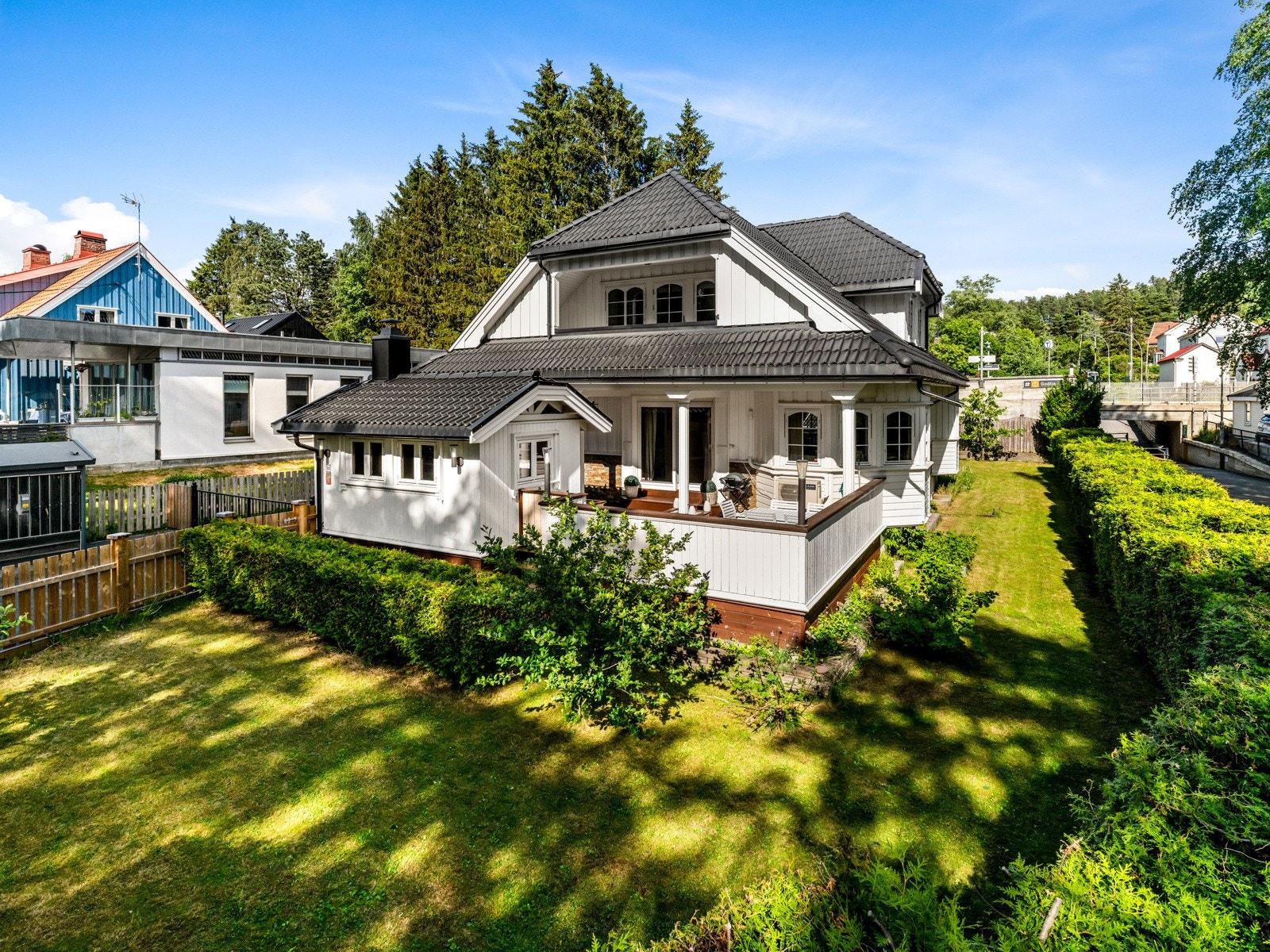 Boligen ble bygd i 1995 og ligger fint plassert på en solrik, inngjerdet tomt med nydelig hage og fine uteplasser. Galleribilde