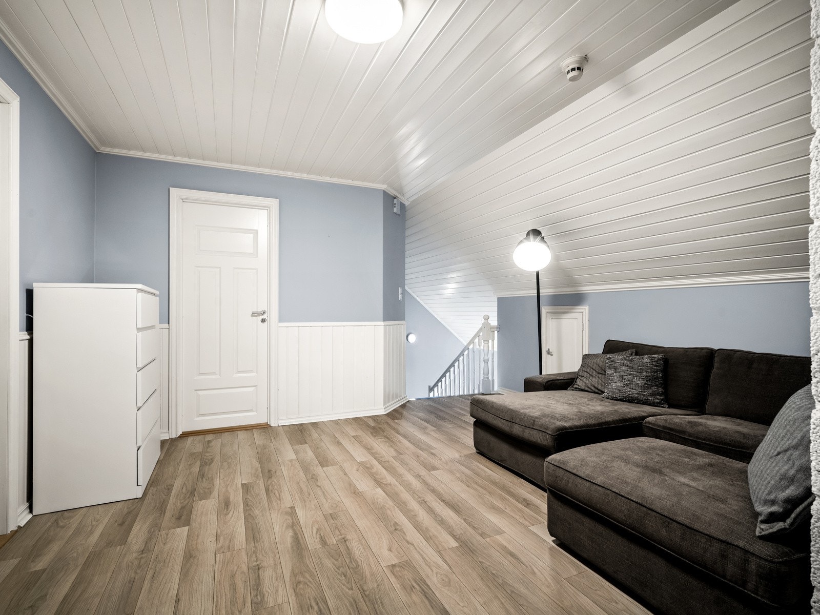 Boligen har også en koselig loftstue, noe som gir litt ekstra spillerom for familien. Loftstuen ligger praktisk plassert i tilknytning til soverommene og har laminatgulv, malte vegger og god plass for sofagruppe, tv og/eller lignende. Galleribilde