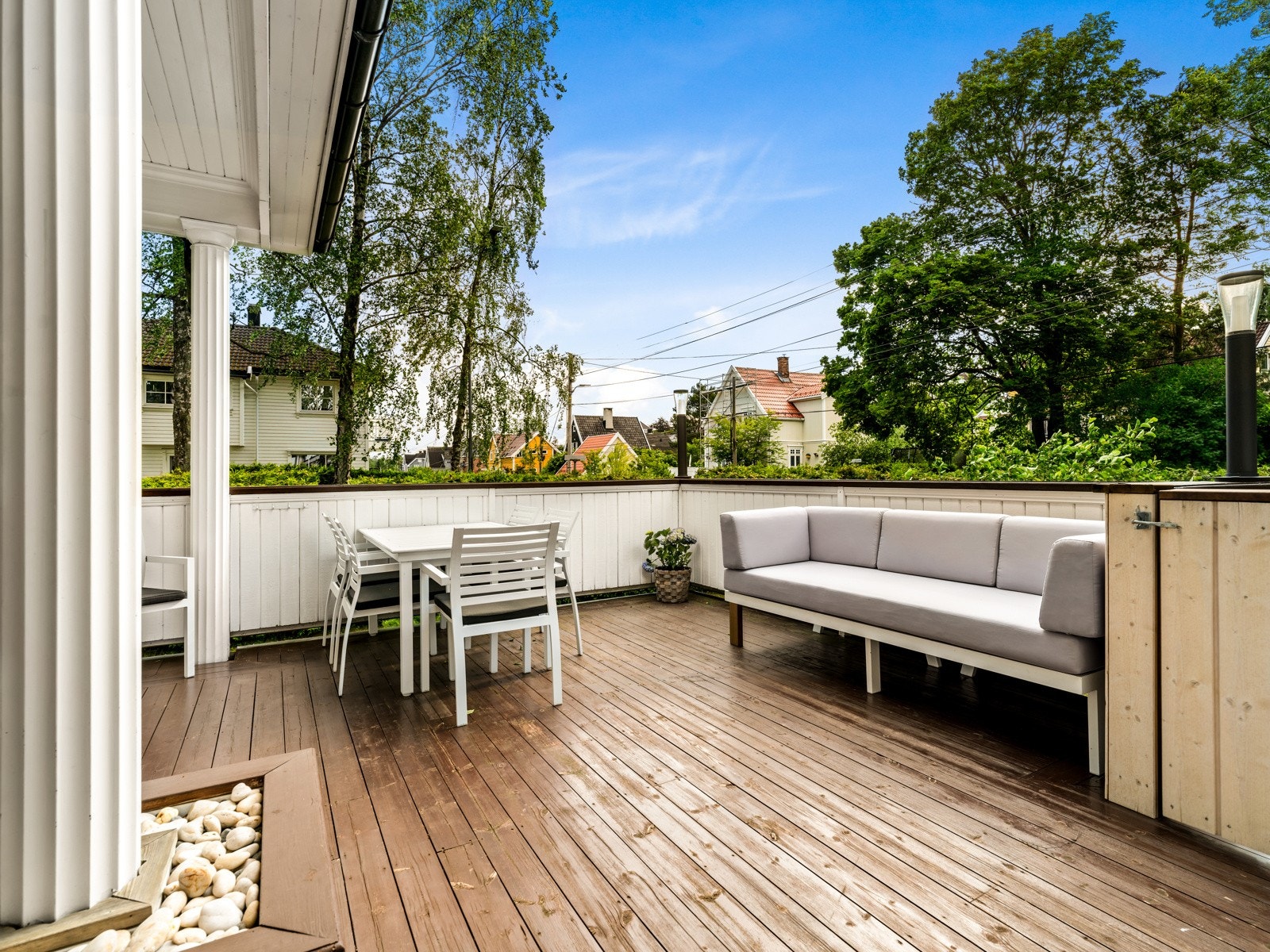 Fra stuen er det utgang til en stor og delvis overbygd terrasse på ca. 38 kvm. Terrassen har rekkverk rundt hele, og det er port og trapp ned til hagen. Galleribilde