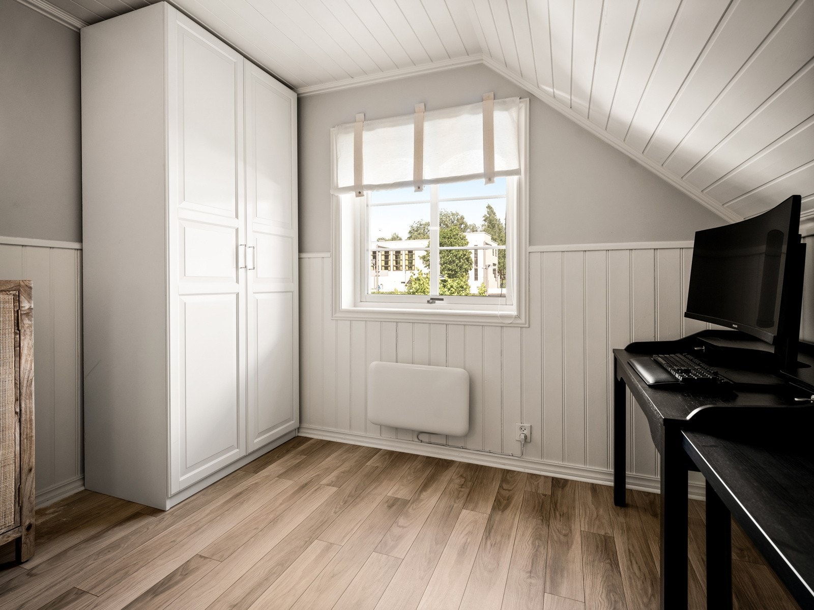 Soverommene har laminatgulv, pent malte vegger og hvitmalt paneltak. To av soverommene har garderobeskap, og ett har i tillegg plassbygde skap og utgang til balkong. Galleribilde