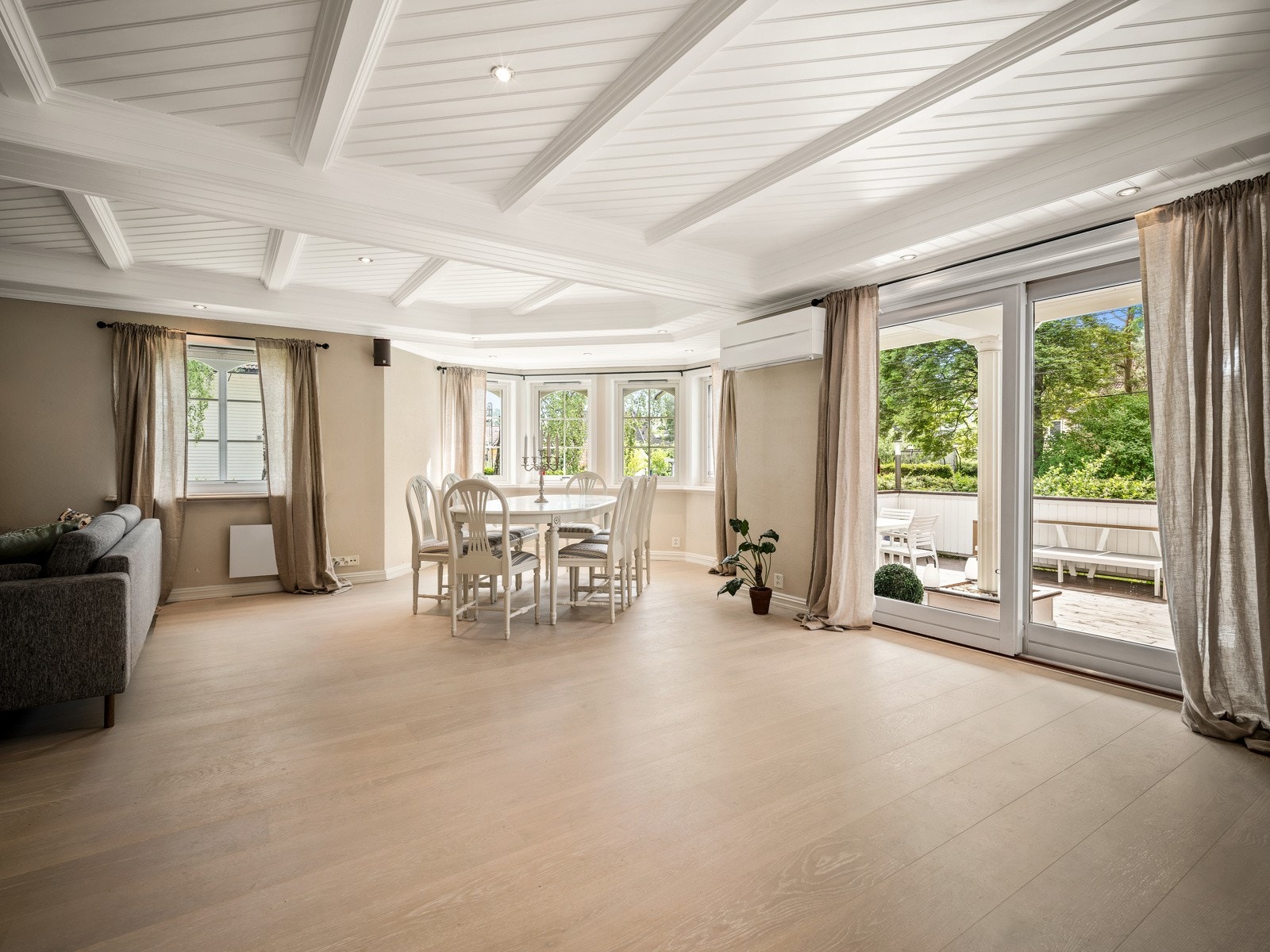 Boligen har en romslig og innbydende stue med enstavs parkettgulv, malte vegger og hvitmalt himling. Galleribilde