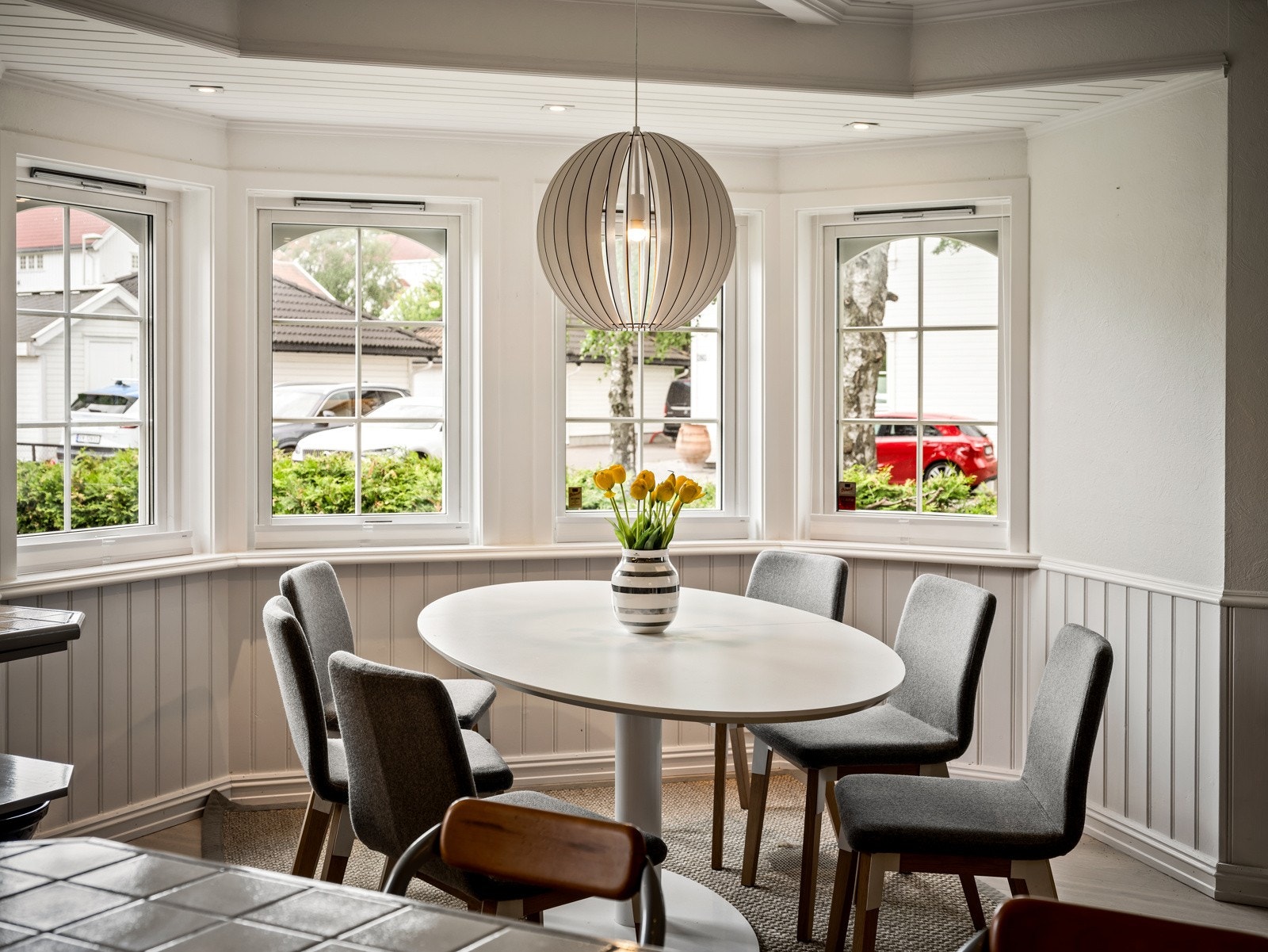 God plass til spisebord på det store kjøkkenet. Galleribilde