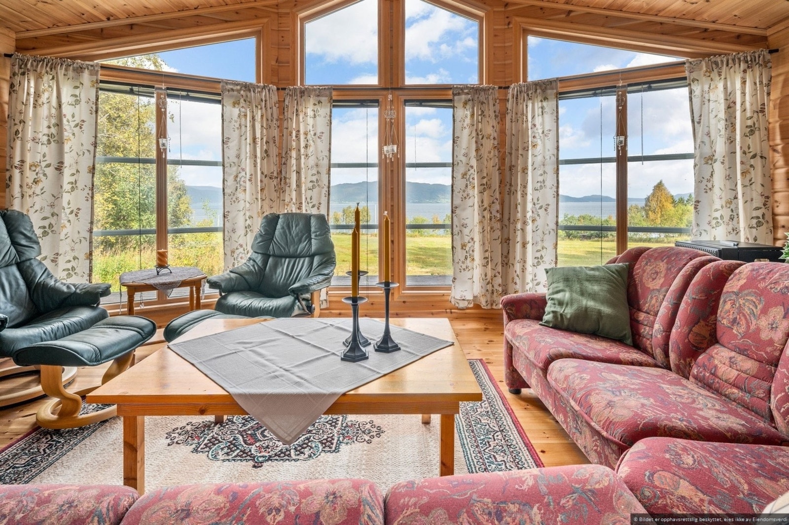 De store vinduene gjør at du har godt lysinnslipp og en nydelig utsikt! Galleribilde