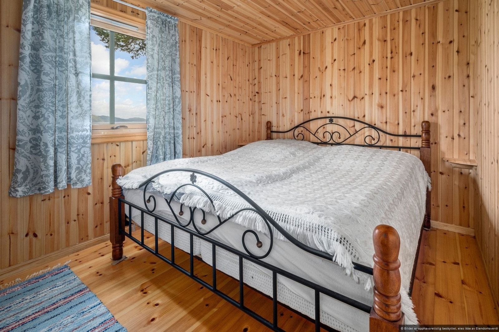 Soverom med plass til dobbeltseng Galleribilde