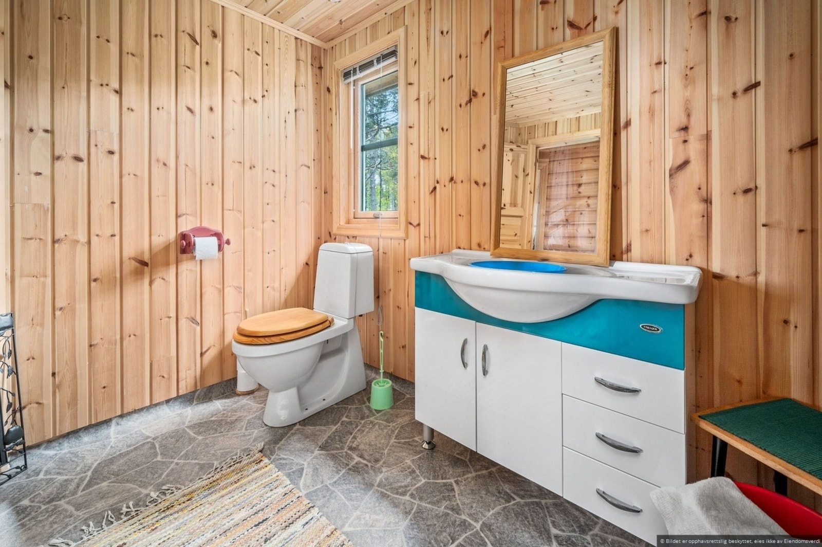 Med mulighet for å koble til både vann og strøm, har du her en gyllen mulighet til å skaffe deg en hyggelig og praktisk fritidsbolig! Galleribilde