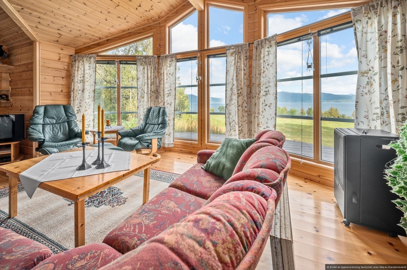 God takhøyde som gir luftig romfølelse Galleribilde