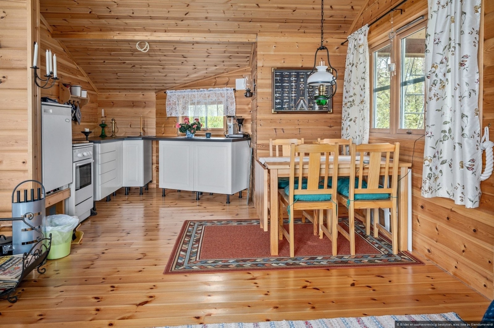 Kjøkken og spisebord Galleribilde