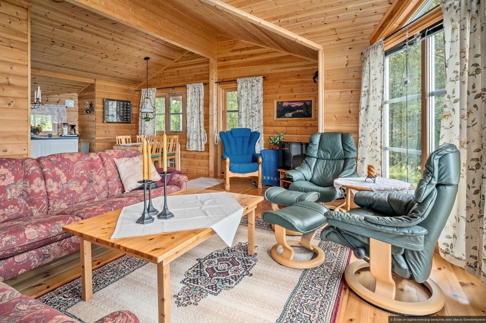 Åpen løsning mellom stue/kjøkken gir et hyggelig og sosialt rom Galleribilde