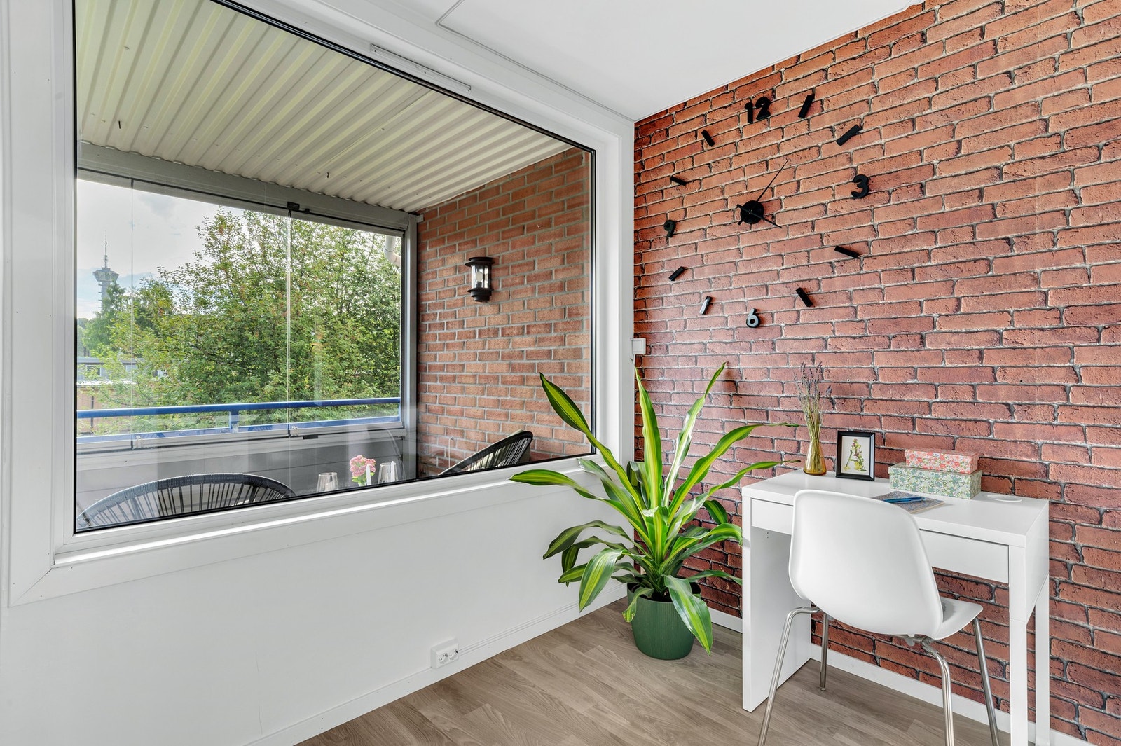 Store vindusflater slipper rikelig med naturlig lys inn. Galleribilde