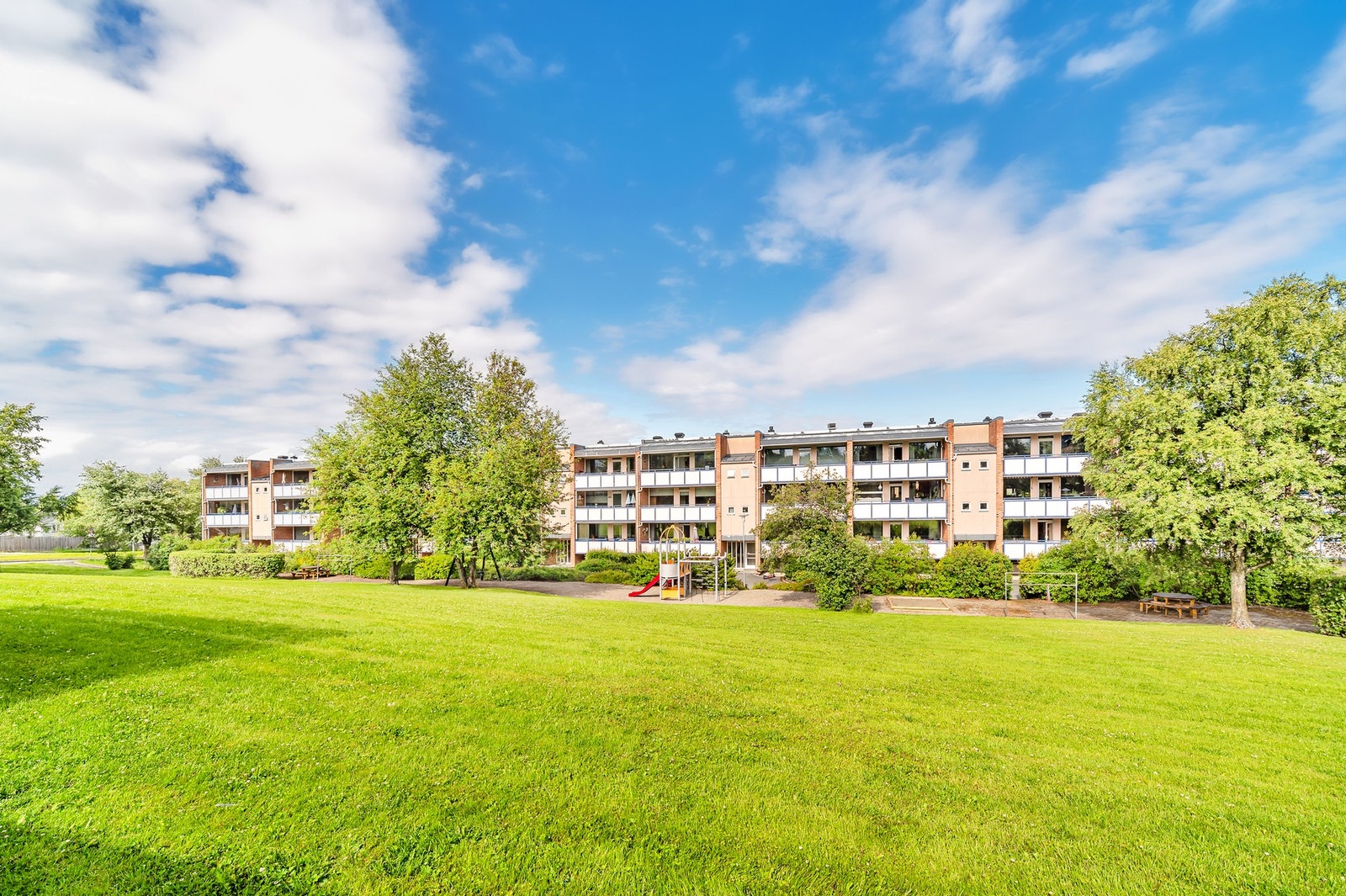Leiligheten ligger fint til i feltet med lekeplass og grøntareal i forkant. Galleribilde