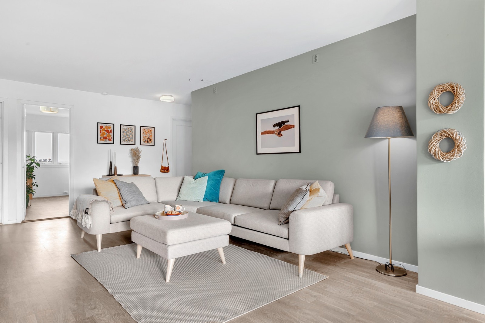 Stua er på ca. 32,6kvm med god plass til sofagruppe og spisebord. Leiligheten er malt i moderne fargevalg. Galleribilde