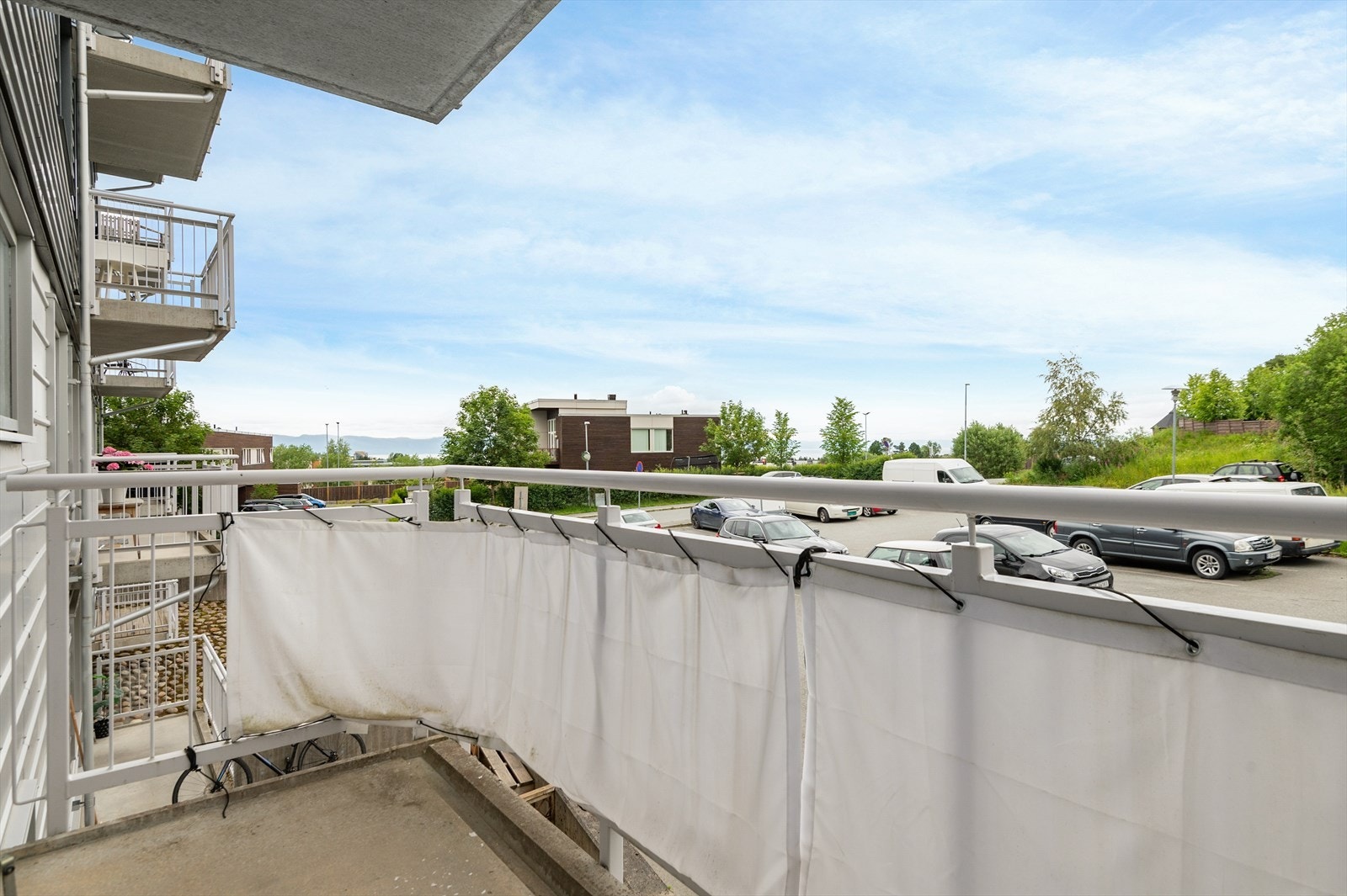 Fra balkongen har man fjordgløtt og fin utsikt mot fosenalpene. Galleribilde