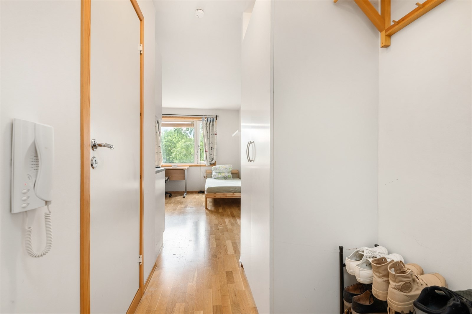 Leiligheten har en separat hybel med egen inngang og nøkkel. Hybelen består av en entre, allrom og baderom. Utleiedelen sikrer faste leieinntekter hver måned som dekker det meste av felleskostnadene. Galleribilde