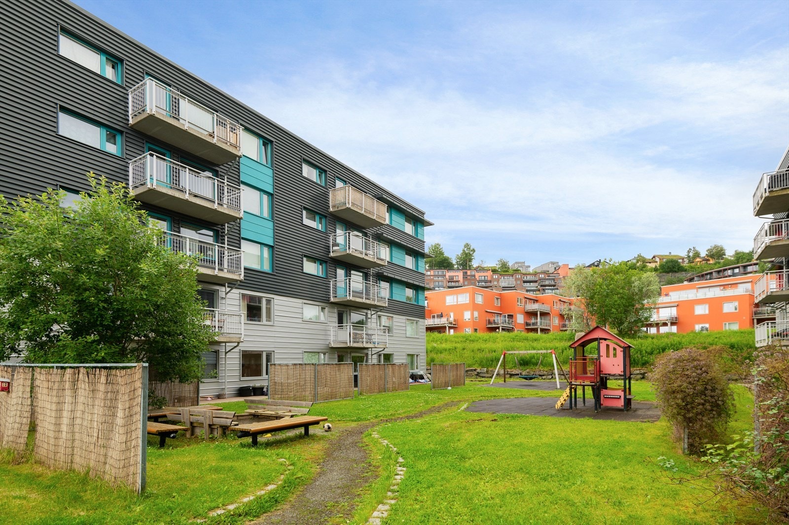 Det er gode bussforbindelser med hyppige avganger og flere busstopp i nærheten. Galleribilde