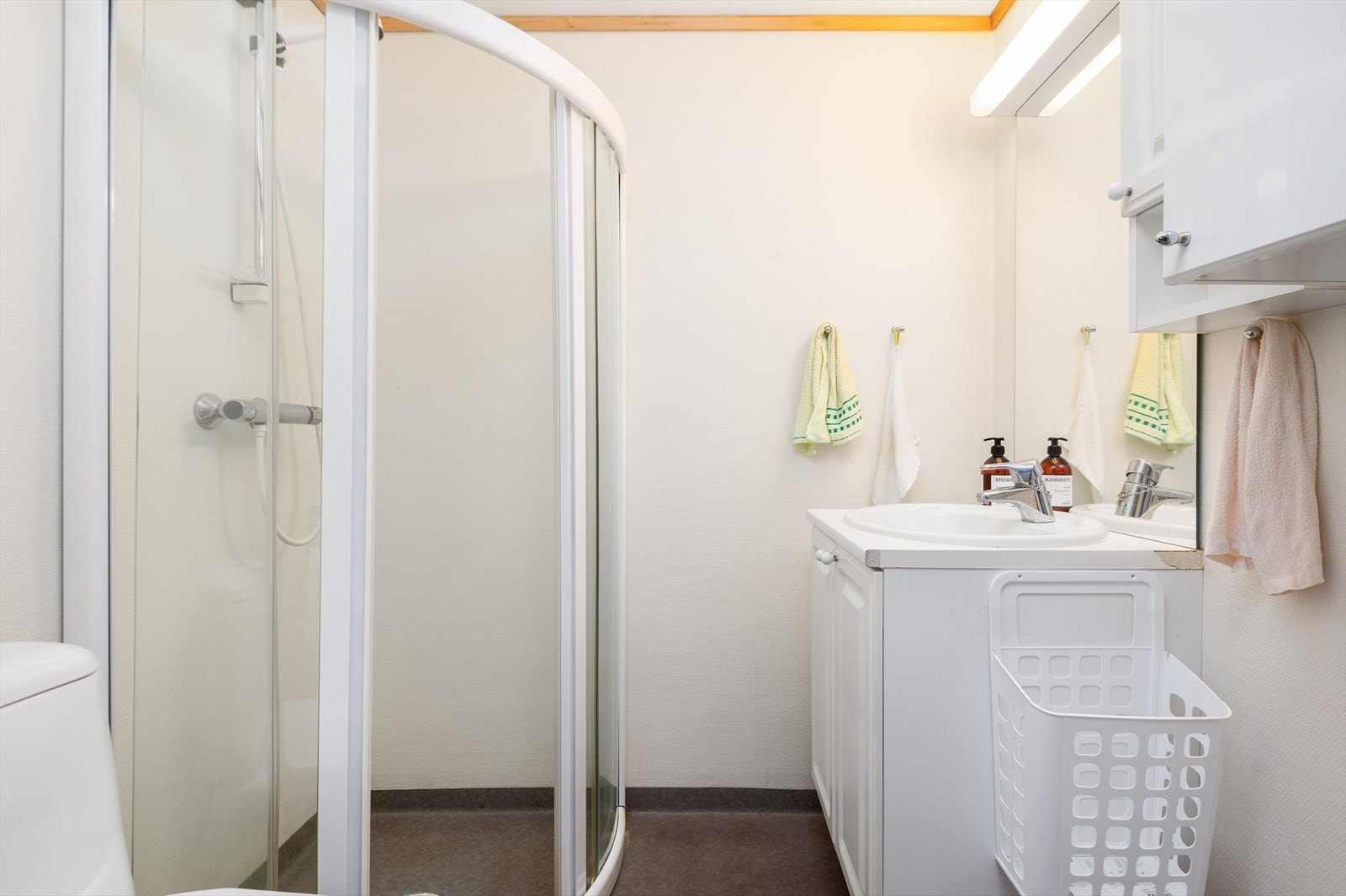 Det er belegg på gulv og malt glassfiberstrie på vegger, rommet er utstyrt med en god gulvvarme. (Hybel) Galleribilde