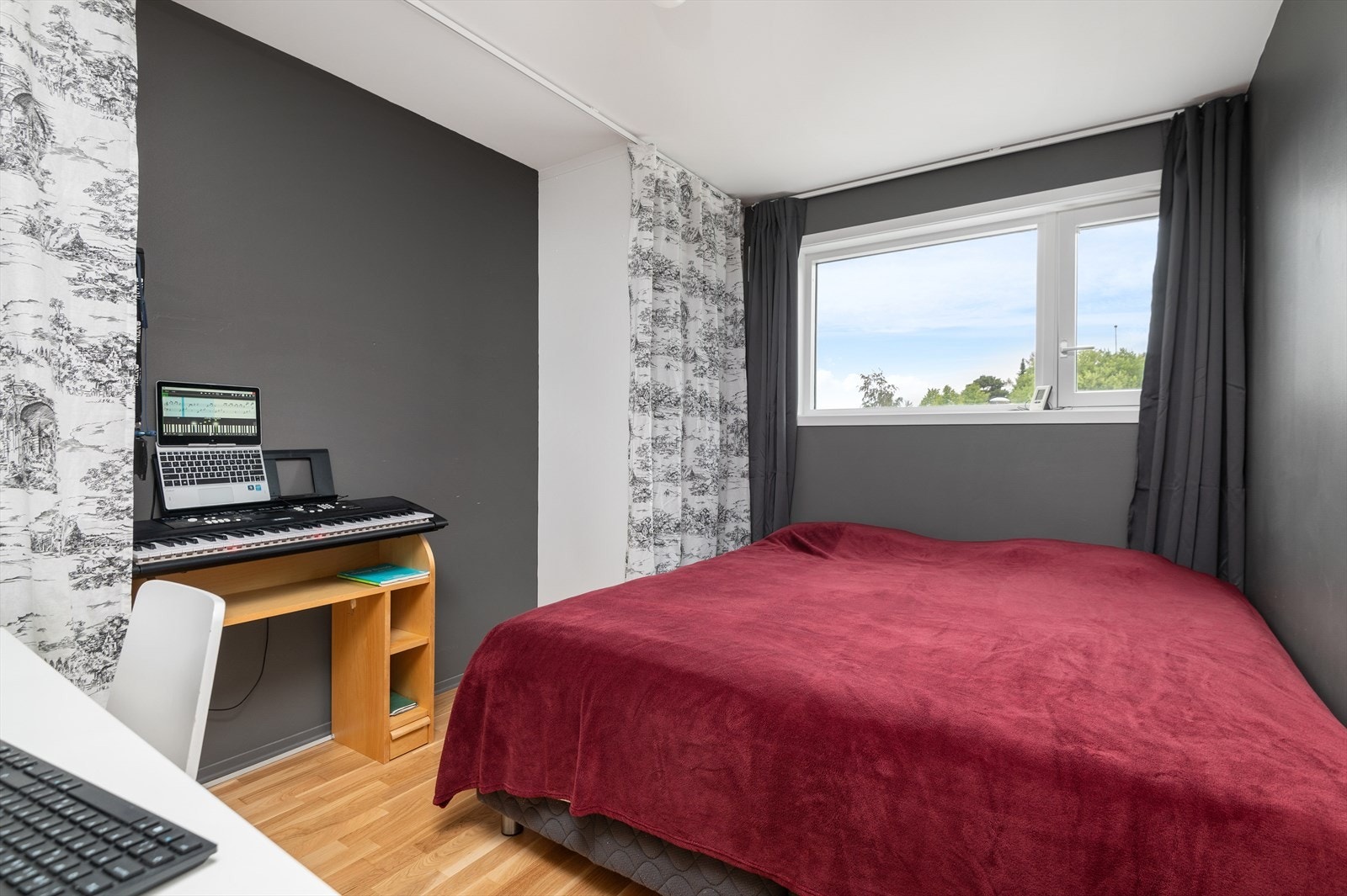 Romslig soverom på 10,5 m², det er god plass til dobbeltseng. Galleribilde