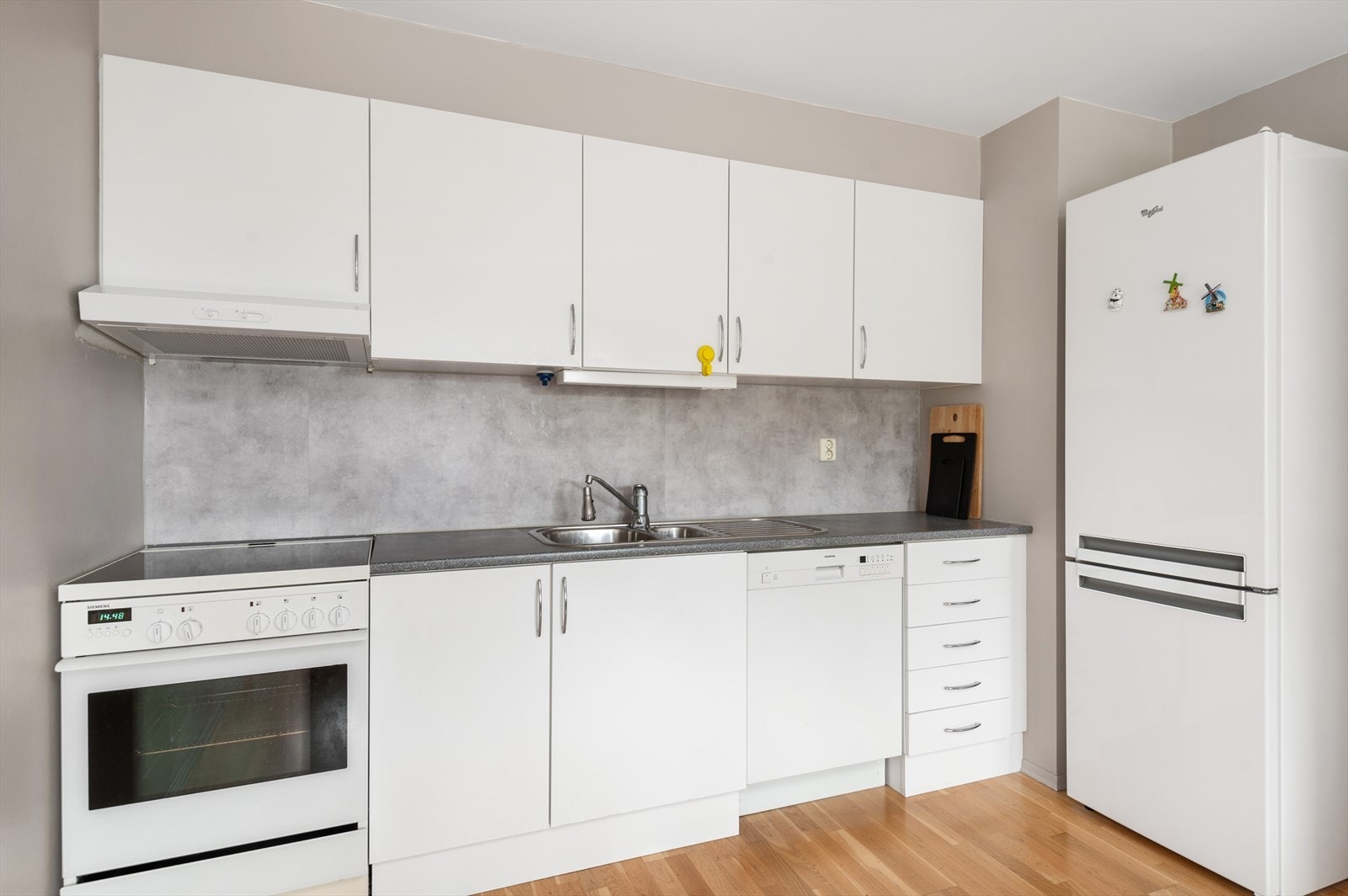 Kjøkkenet har godt med skap- og benkeplass. Galleribilde