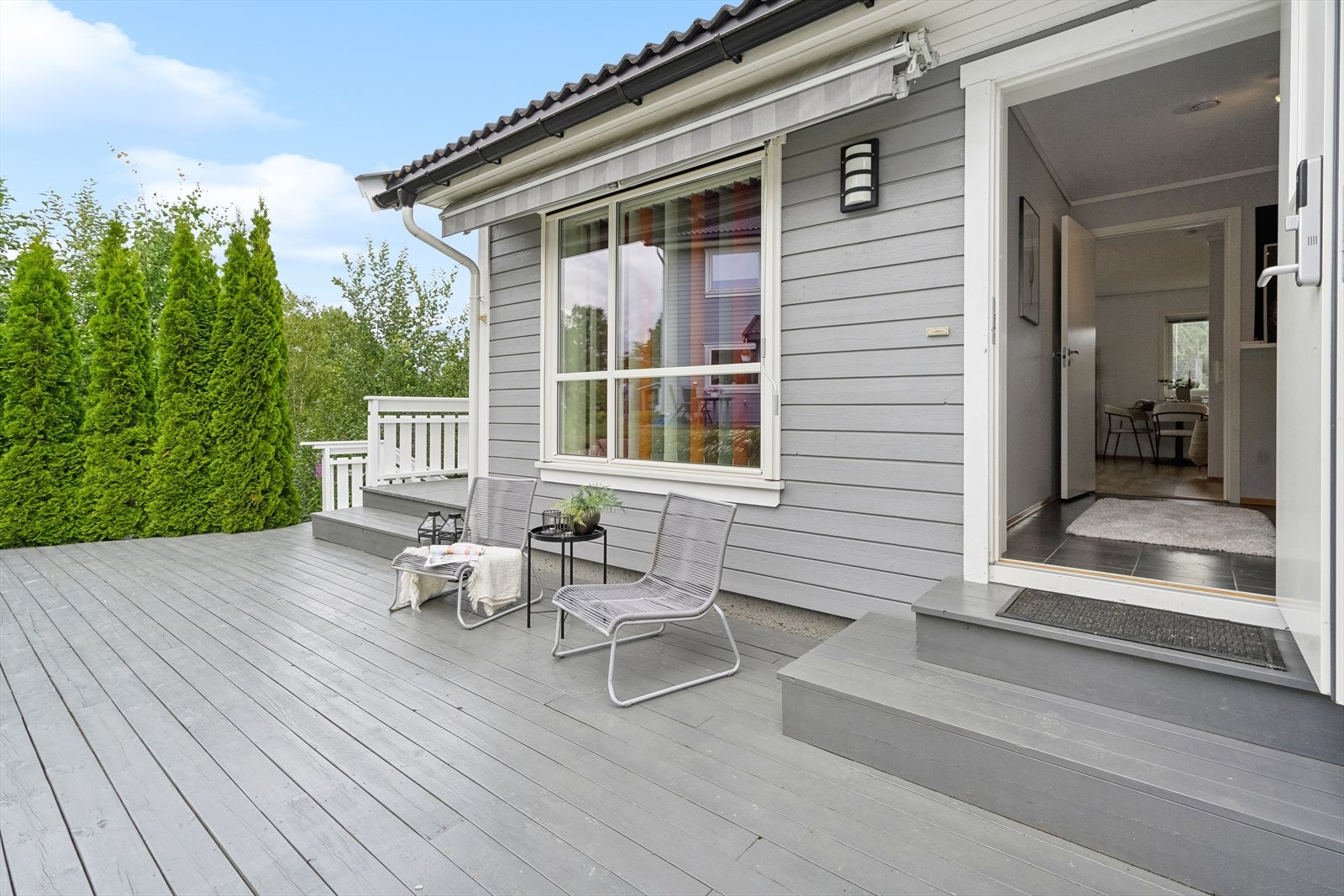 Boligen har en herlig terrasse av god størrelse, rikelig med plass til utemøbler. Galleribilde