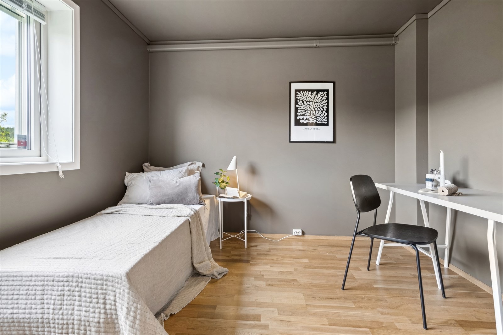 Boligen består av totalt tre soverom, hvor alle er praktisk plassert i boligens underetasje. Galleribilde