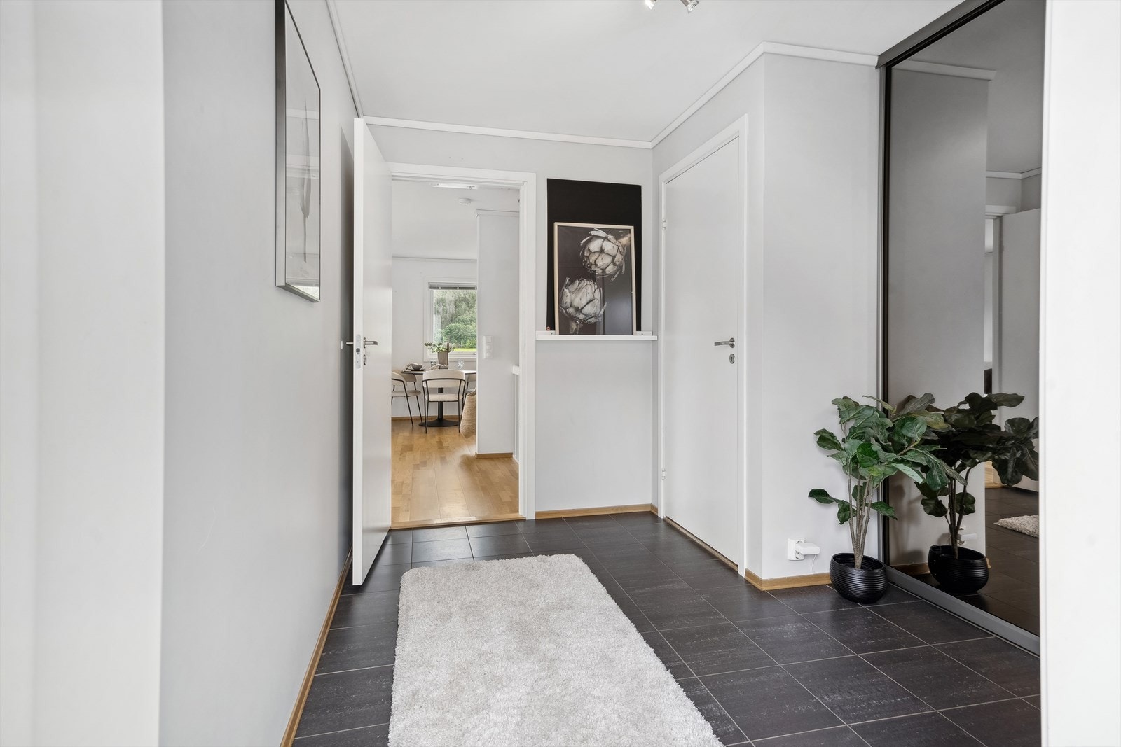 Du ønskes velkommen inn i boligen via en flott fliselagt entré med skyvedørsgarderobe. Galleribilde