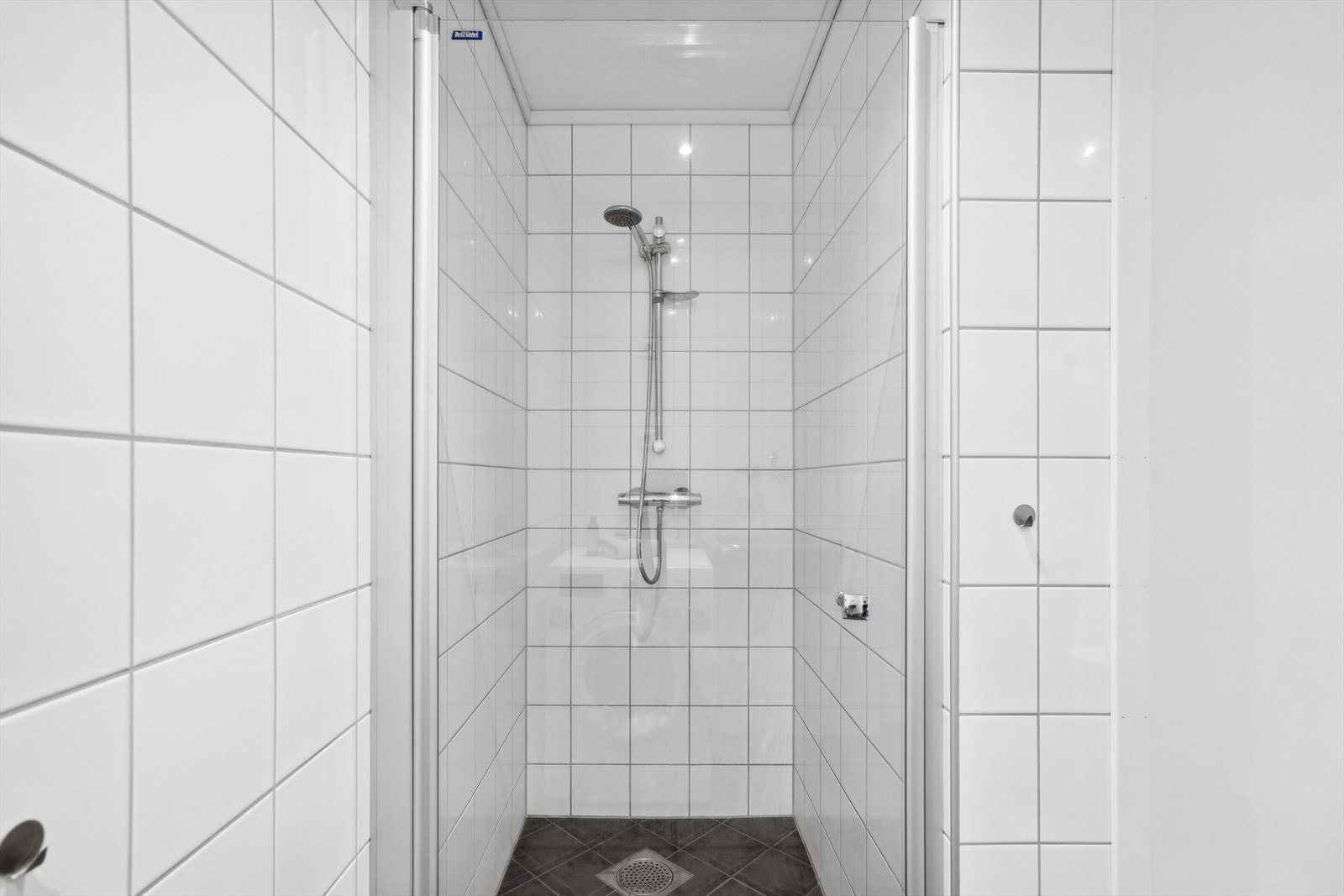 Det er også opplegg for vaskemaskin og skyllekar på badet. Galleribilde