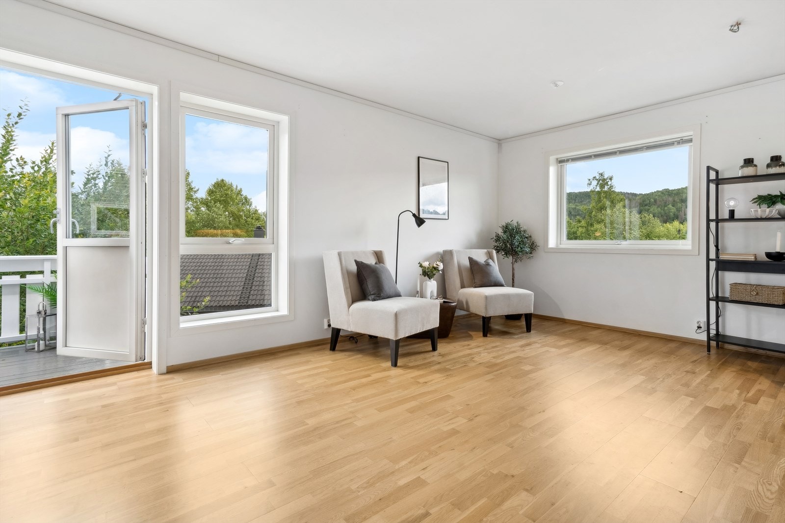 Stuen oppleves som lys og luftig med store, herlige vindusflater. Galleribilde