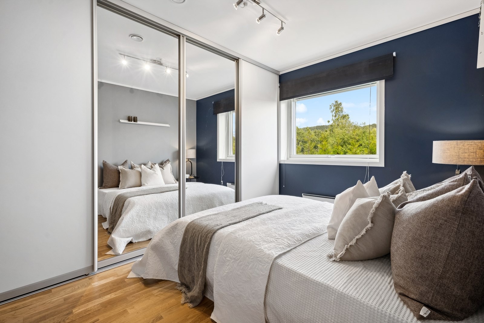 Det er etablert en praktisk skyvedørsgarderobe på hovedsoverommet. Galleribilde