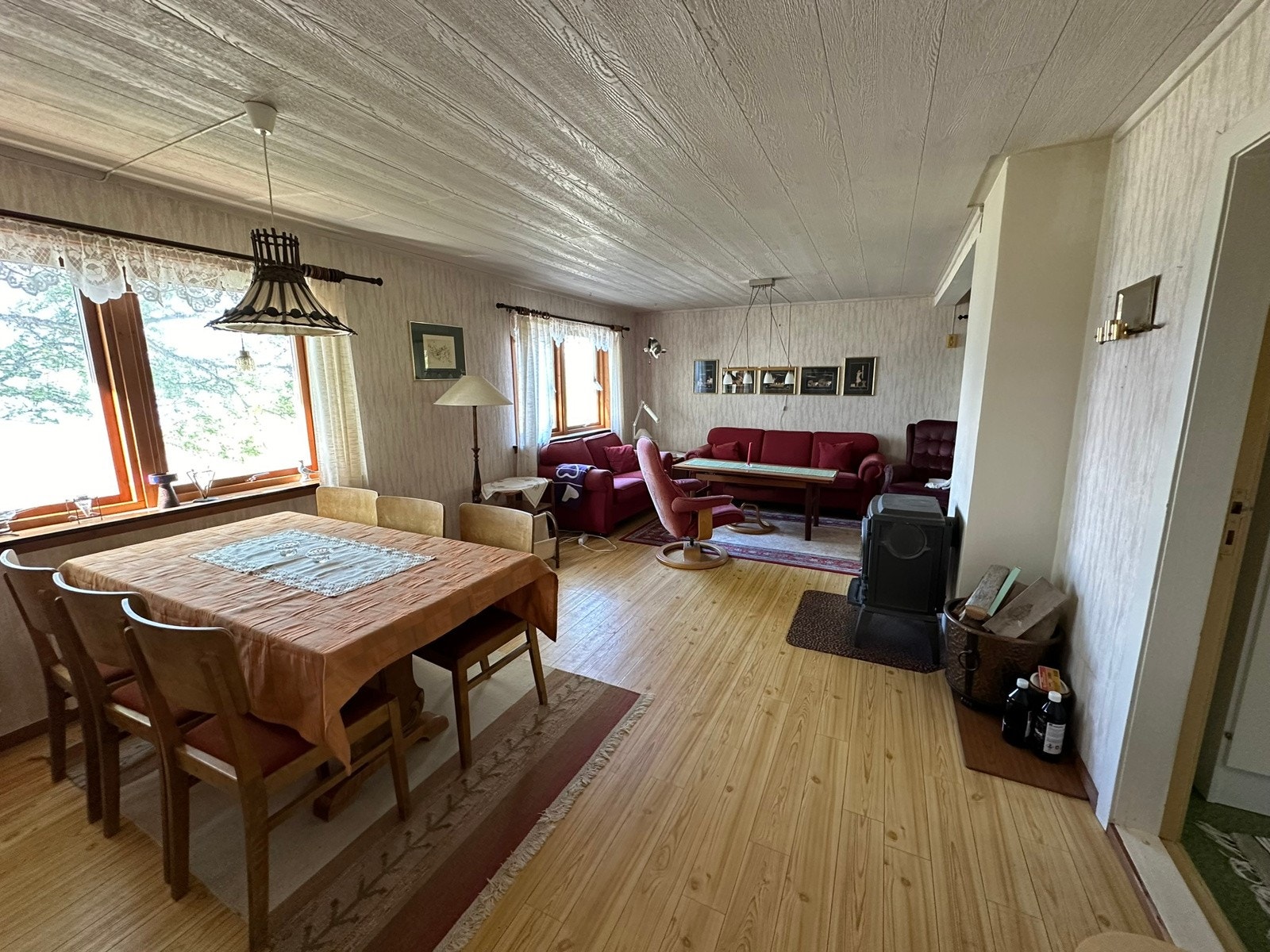 Spisestue og stue med åpen løsning Galleribilde